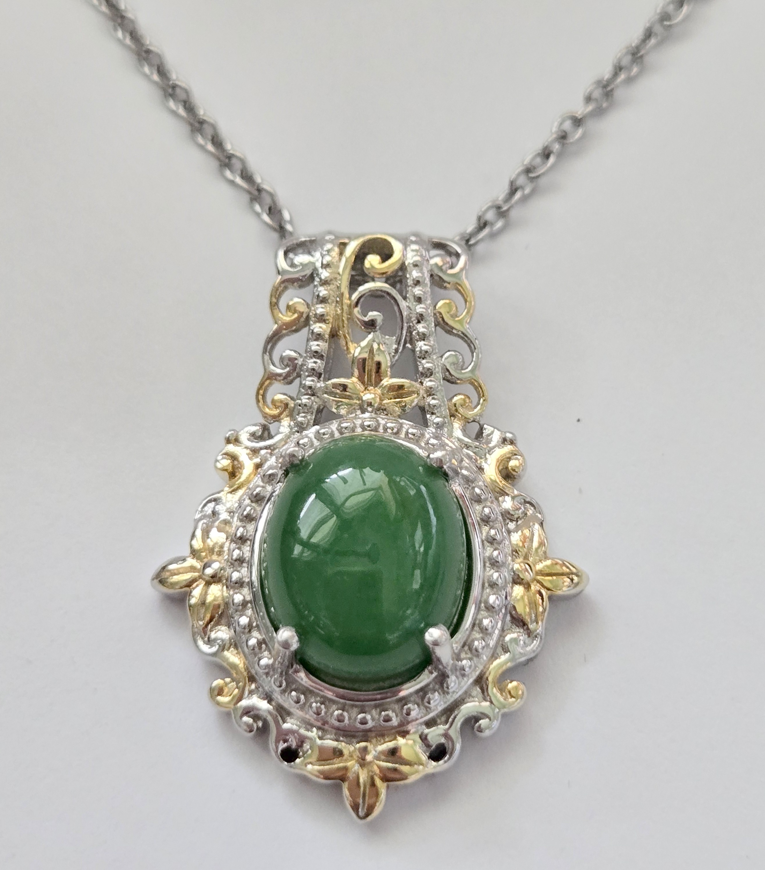 No Reserve Natural Jade Pendant & Chain Necklace