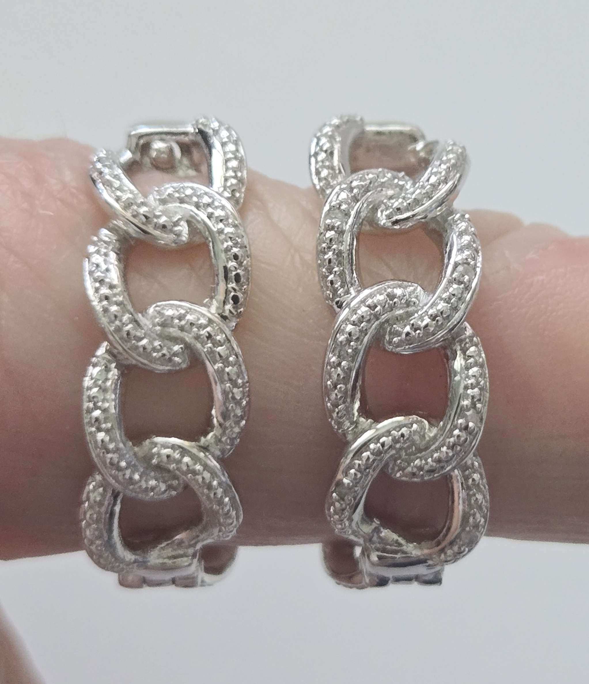 No Reserve Natural .15 ct Diamond Hoop Earrings
