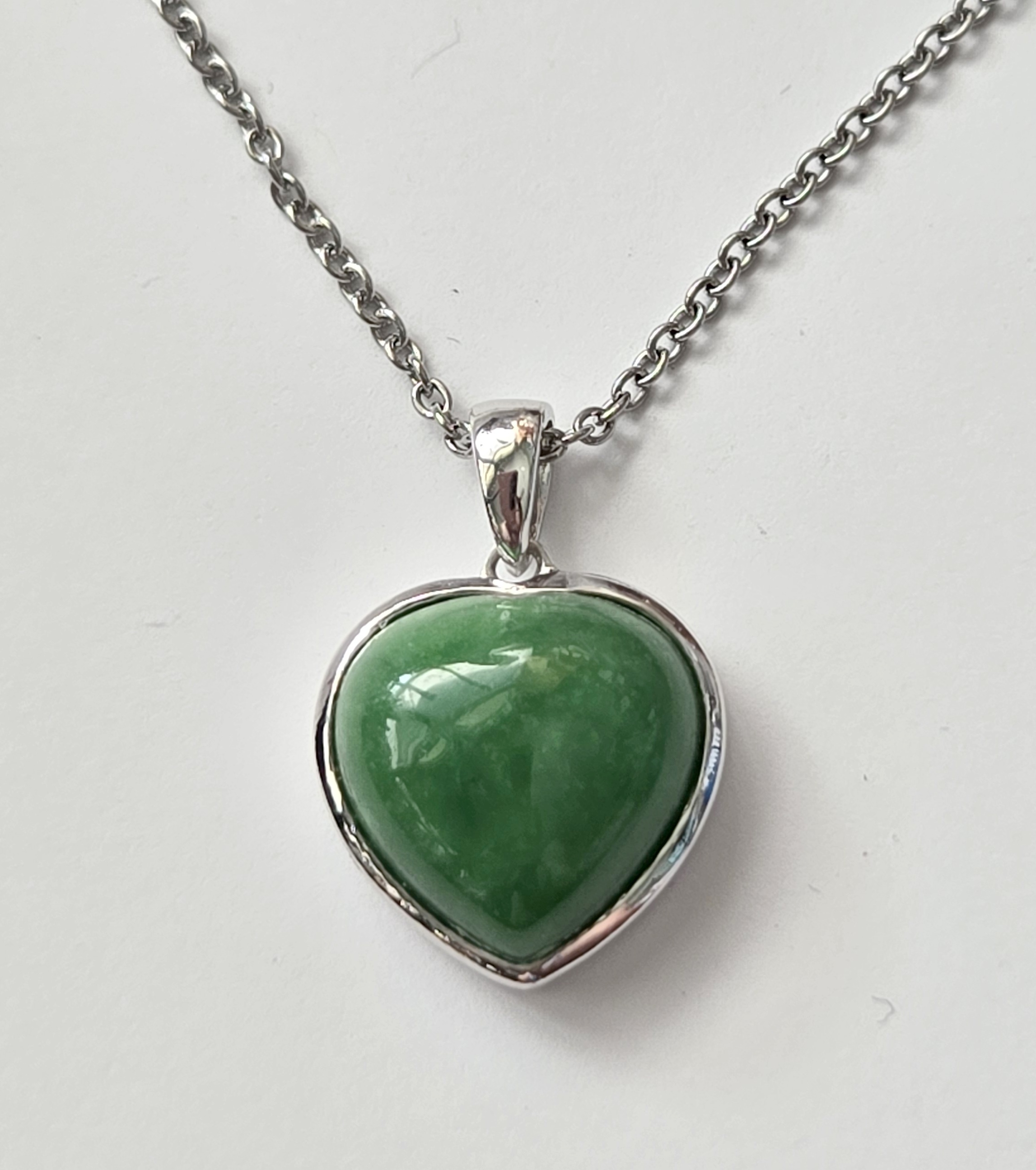 No Reserve Natural Jade Heart Pendant & Chain Necklace