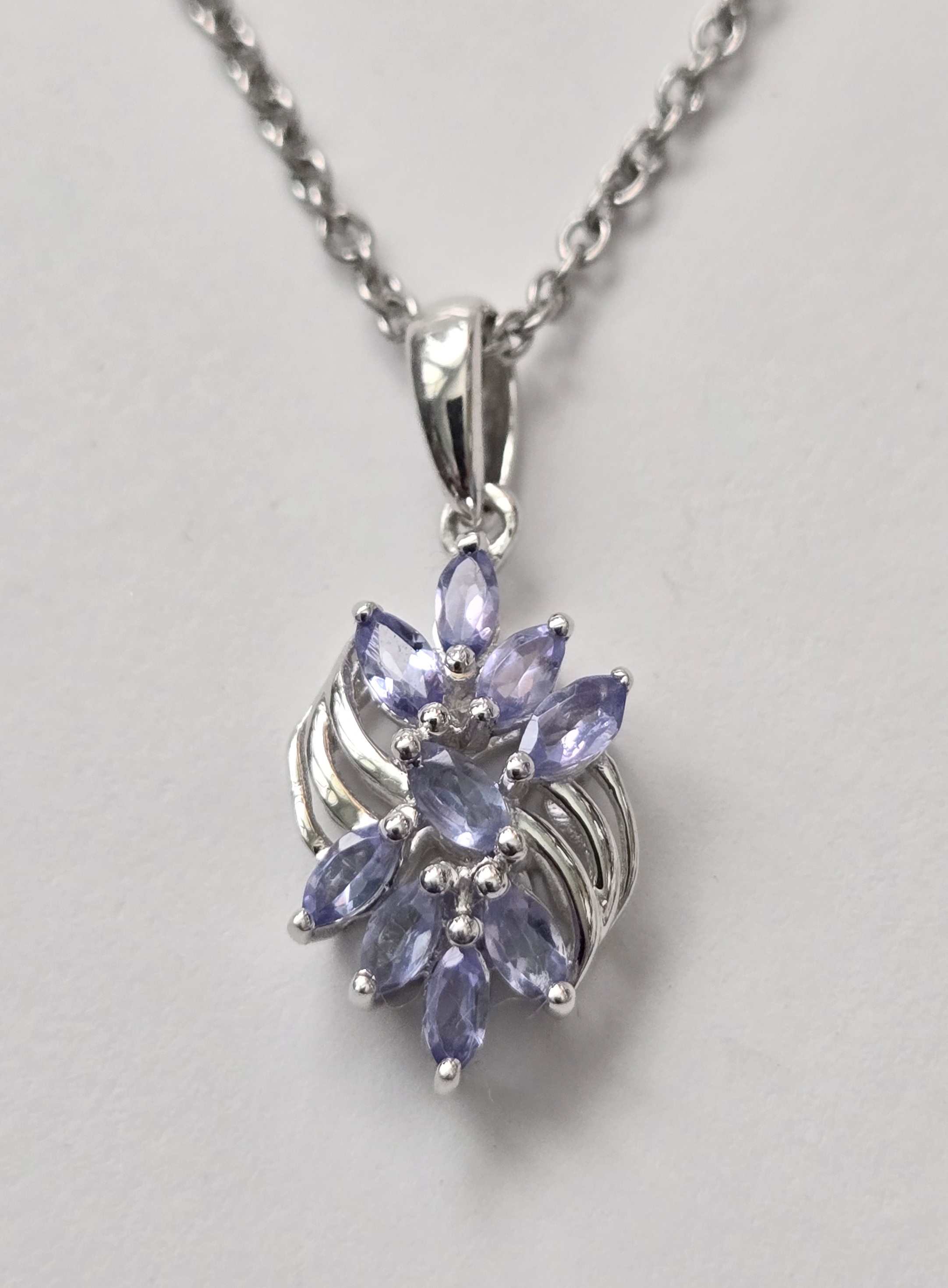 No Reserve Natural Tanzanite Pendant & Chain Necklace