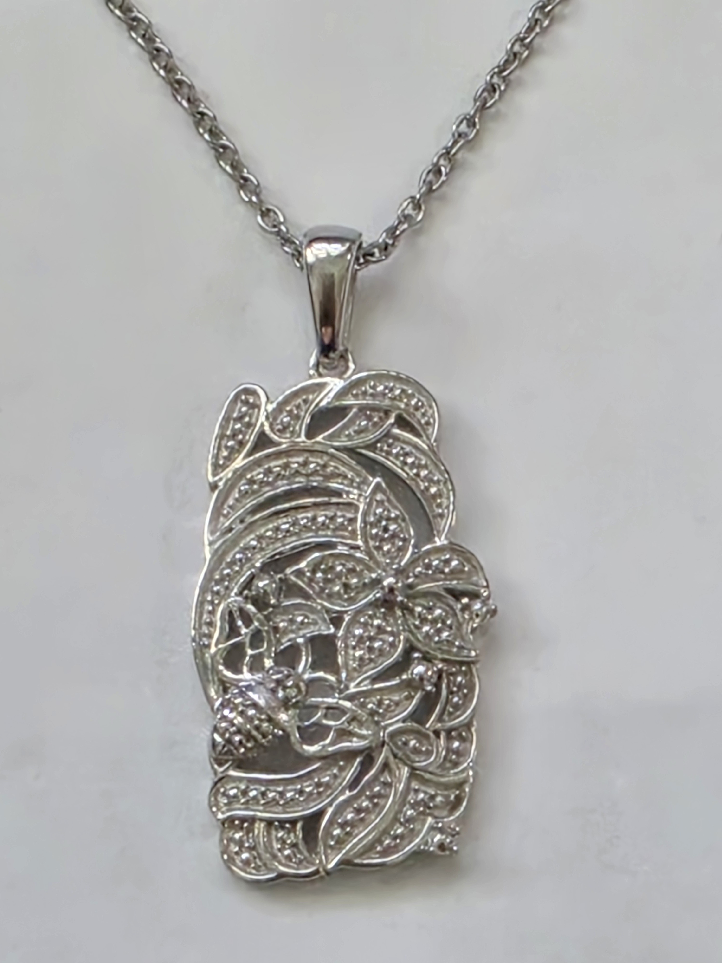 No Reserve Natural Diamod Flower & Bee Pendant & Chain necklace