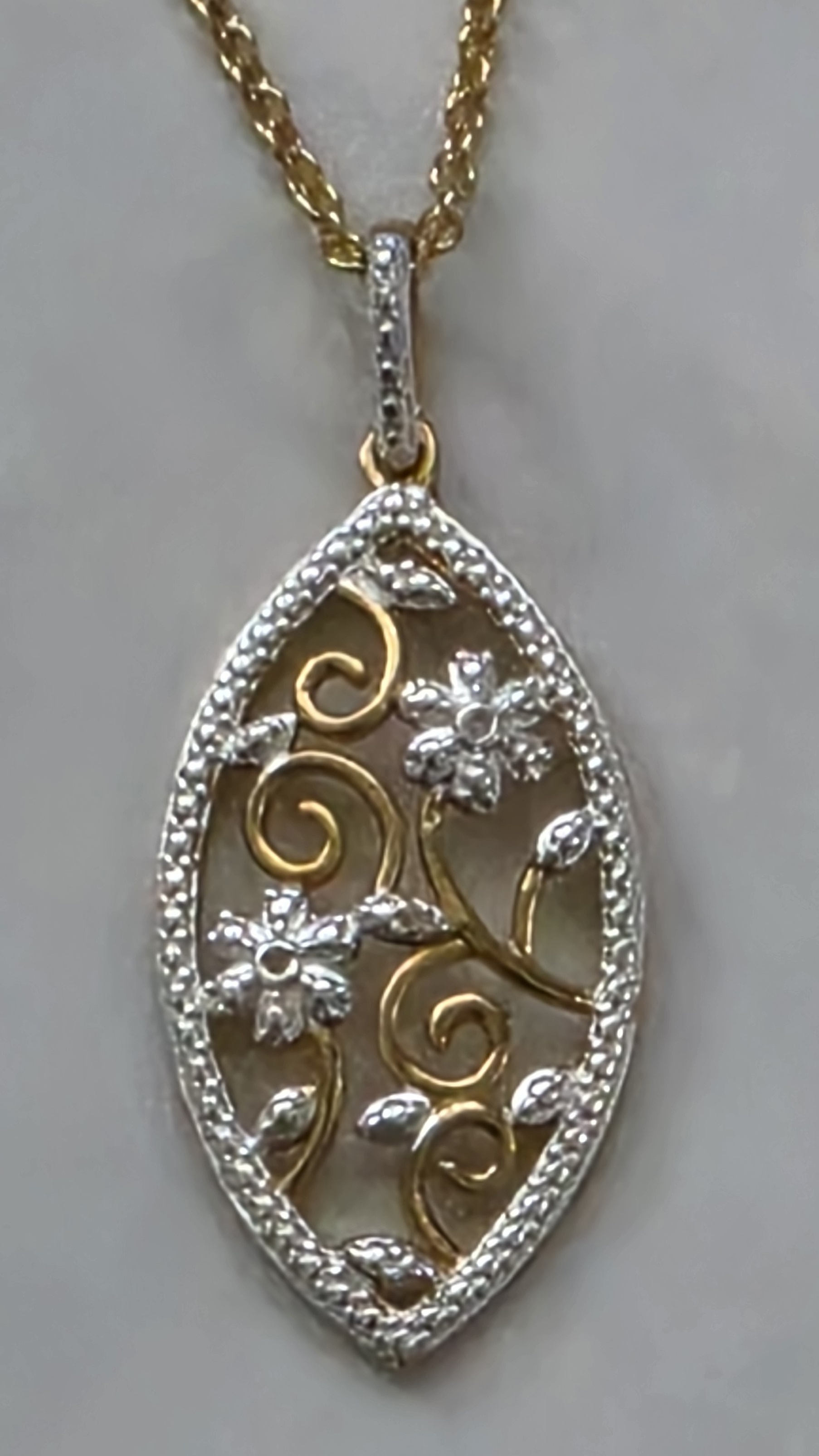 No Reserve Natural Diamod Flower Pendant & Chain Necklace