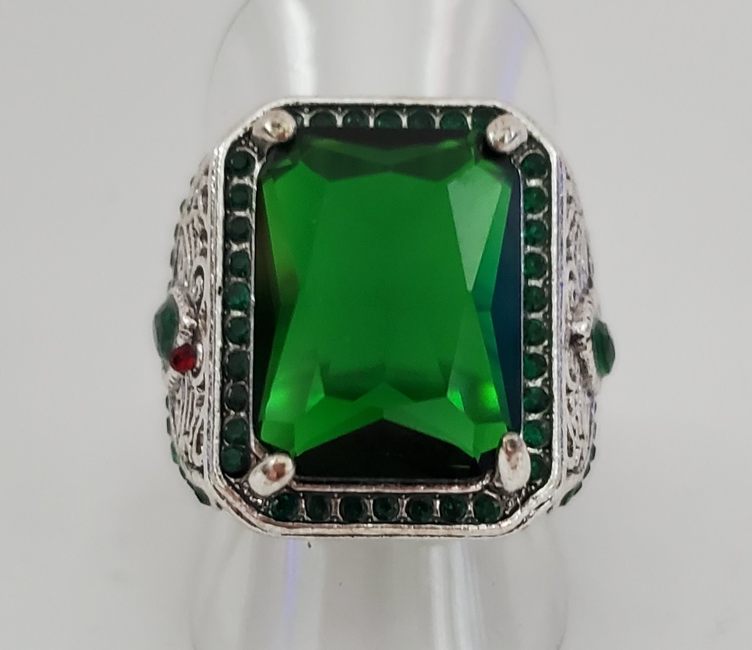 No Reserve Emerald Ring Size 8 Property Room