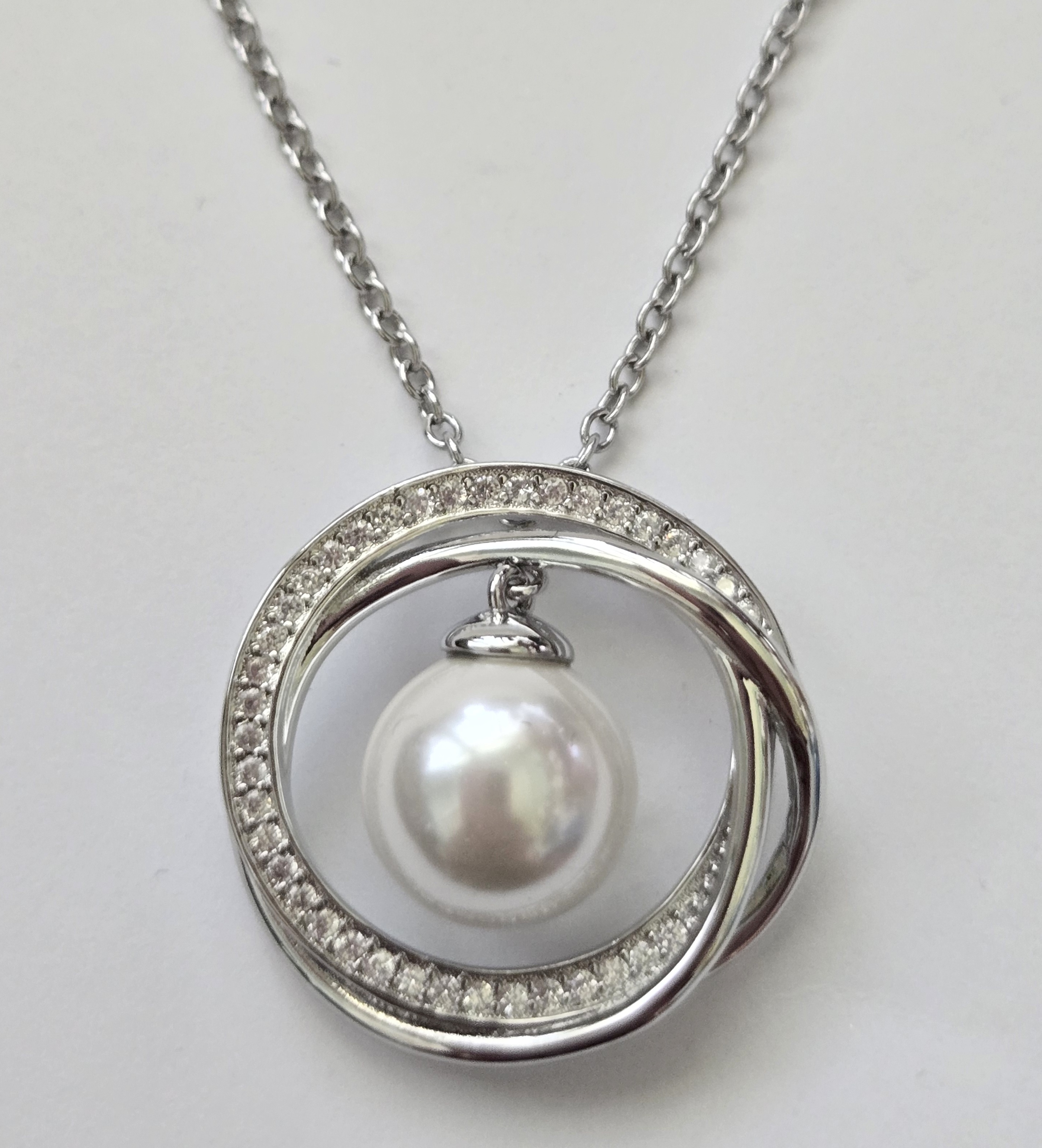 No Reserve White Shell Pearl Pendant & Chain Necklace