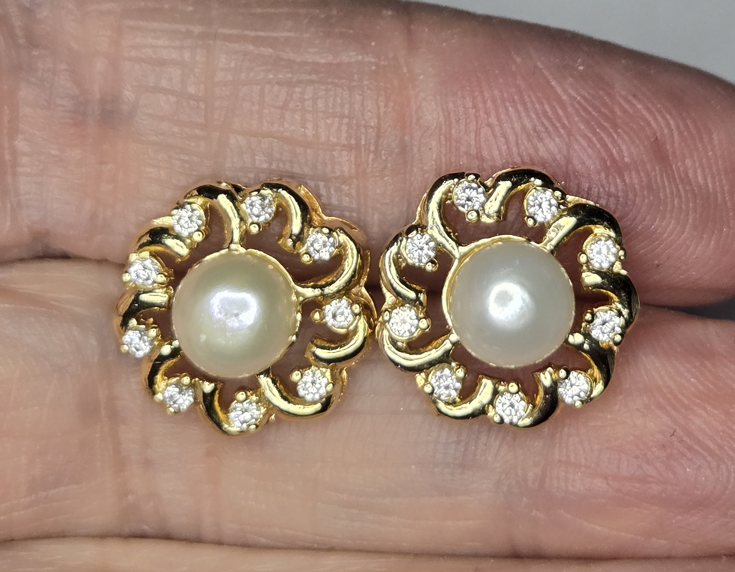 No Reserve Natural Freshwater Pearl & Zircon Earrings