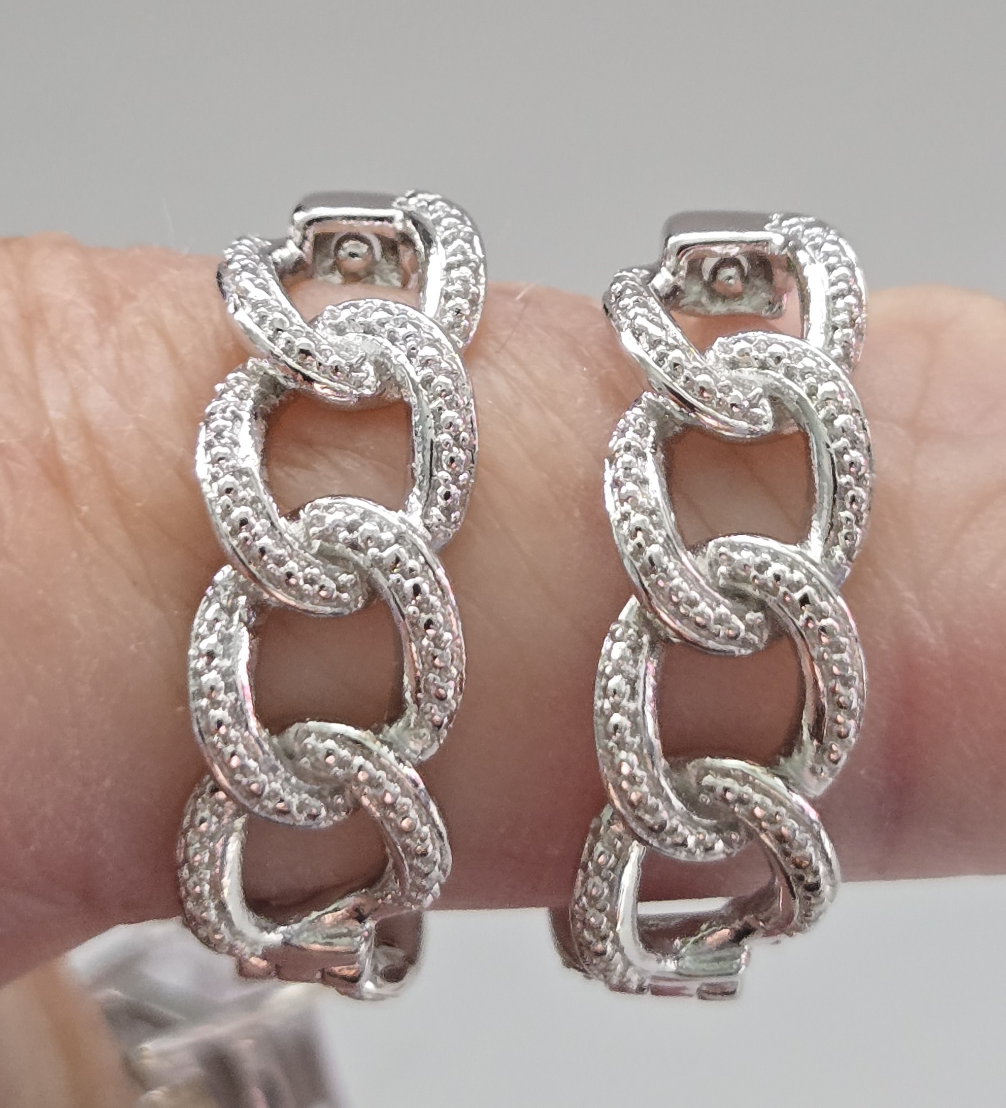 No Reserve .12 ct Natural Diamond Huggie Hoop Earrings wg