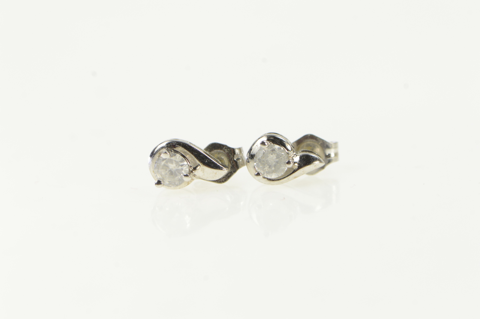 10K 0.30 Ctw Diamond Classic Simple Stud White Gold Earrings
