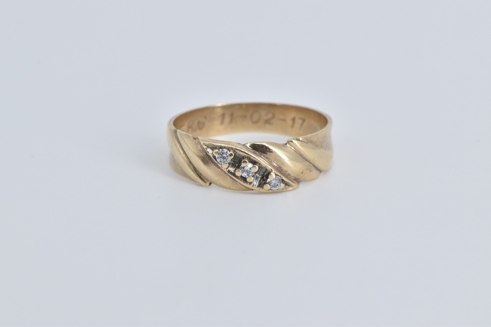 10K Classic Diamond Striped Wedding Band Yellow Gold Ring, Size 10.75