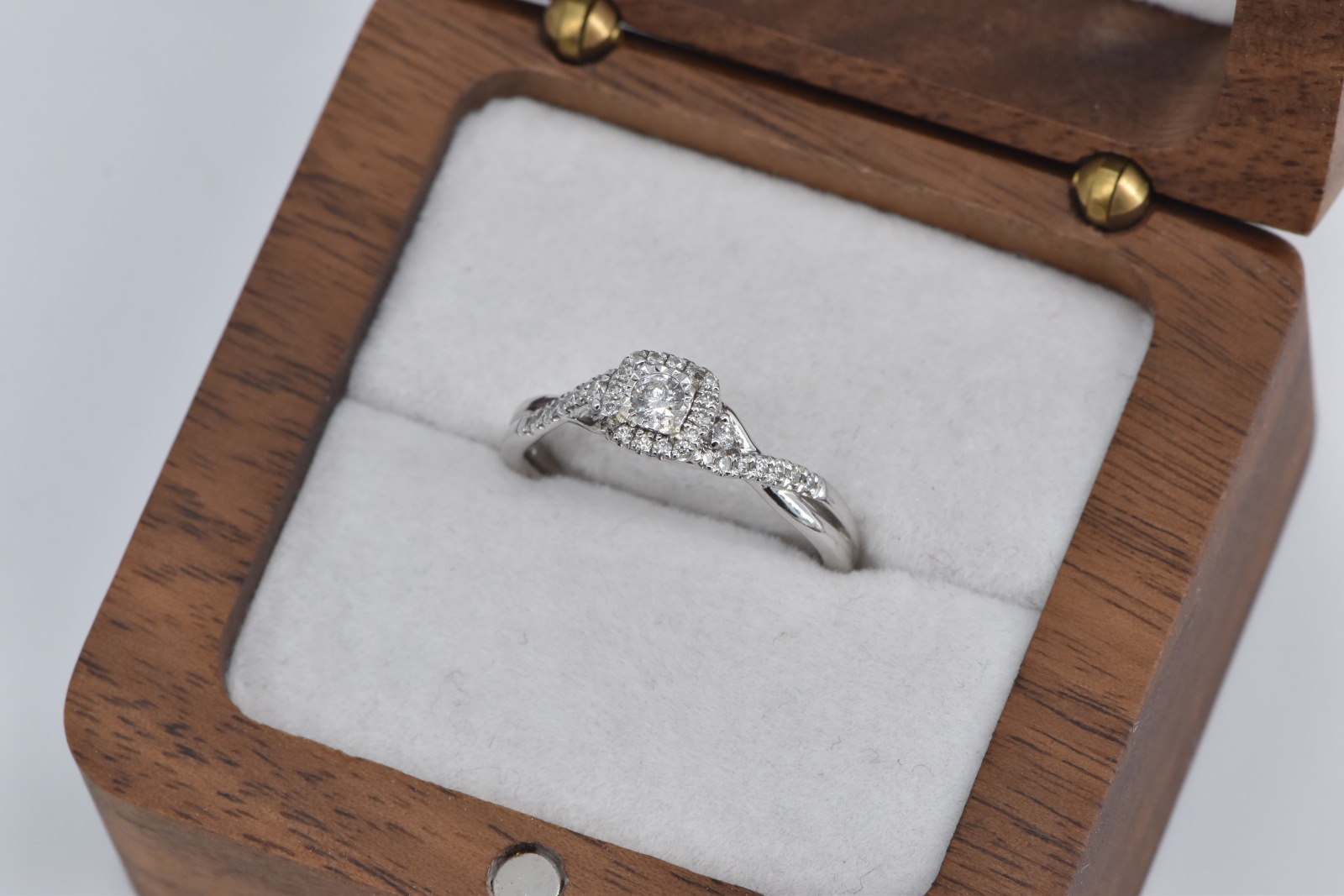 10K Diamond Halo Twist Band Promise Engagement White Gold Ring, Size 6.5