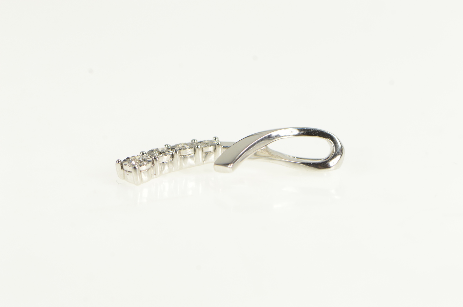 10K Diamond Vintage Loop Journey Symbol White Gold Pendant | Property Room