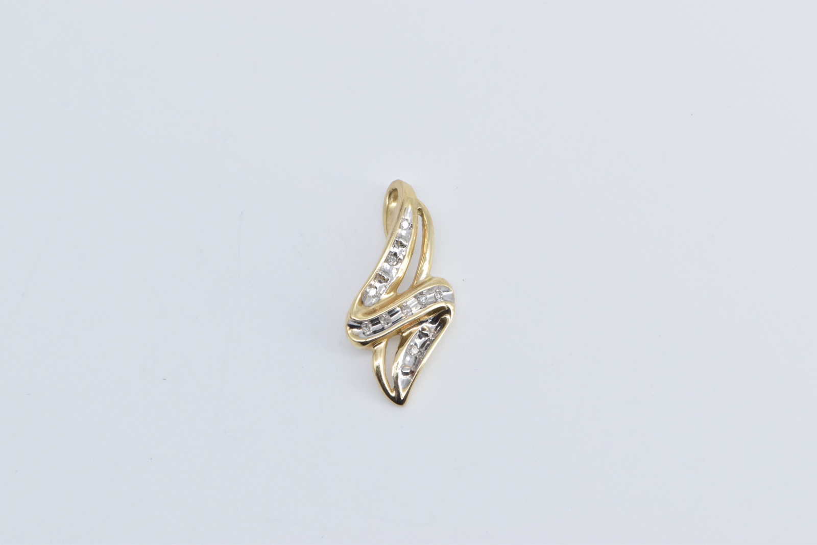 10K Diamond Vintage Wavy Fashion Statement Yellow Gold Pendant