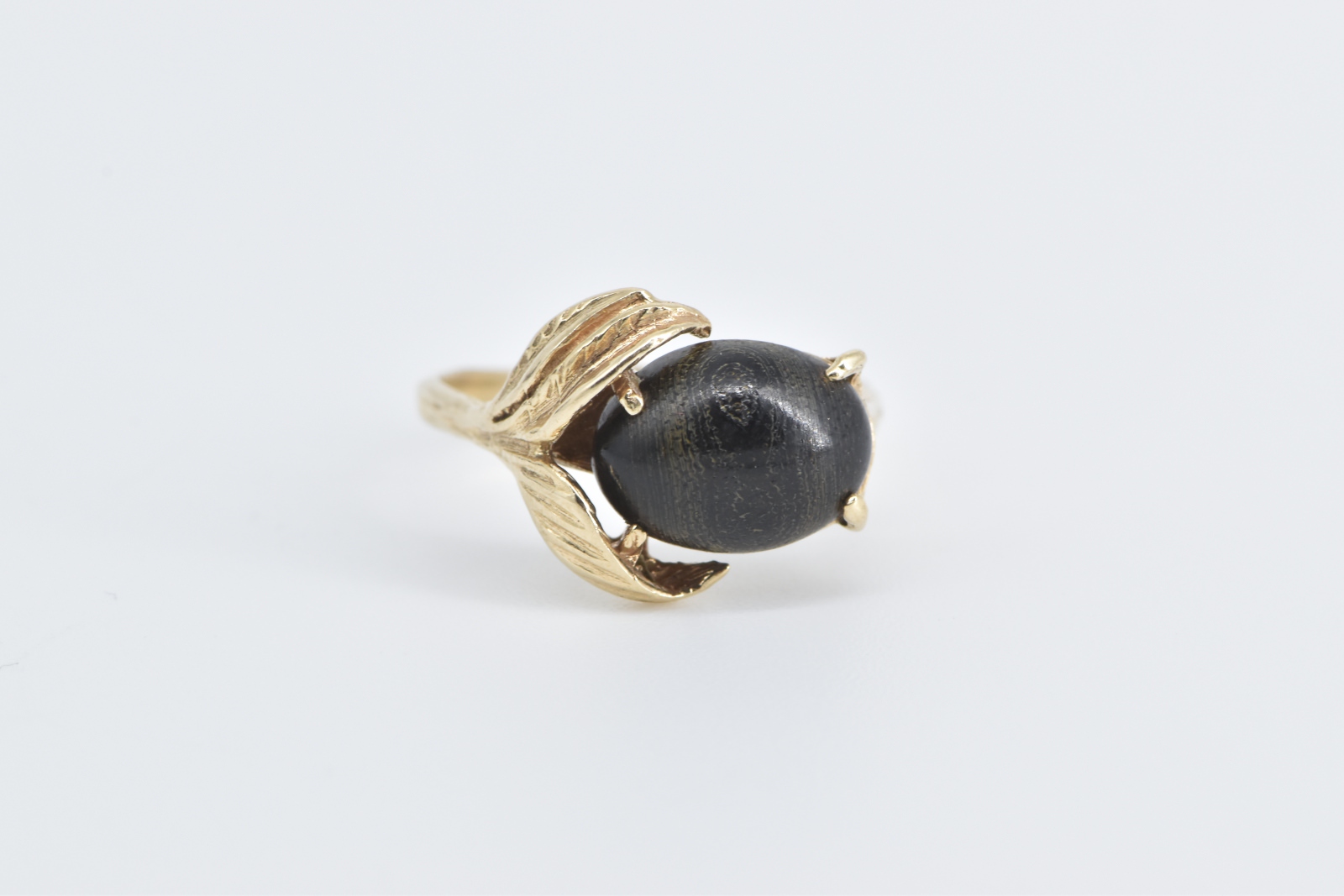 10K Oval Black Petrified Wood Leaf Vintage Yellow Gold Ring, Size 4.75