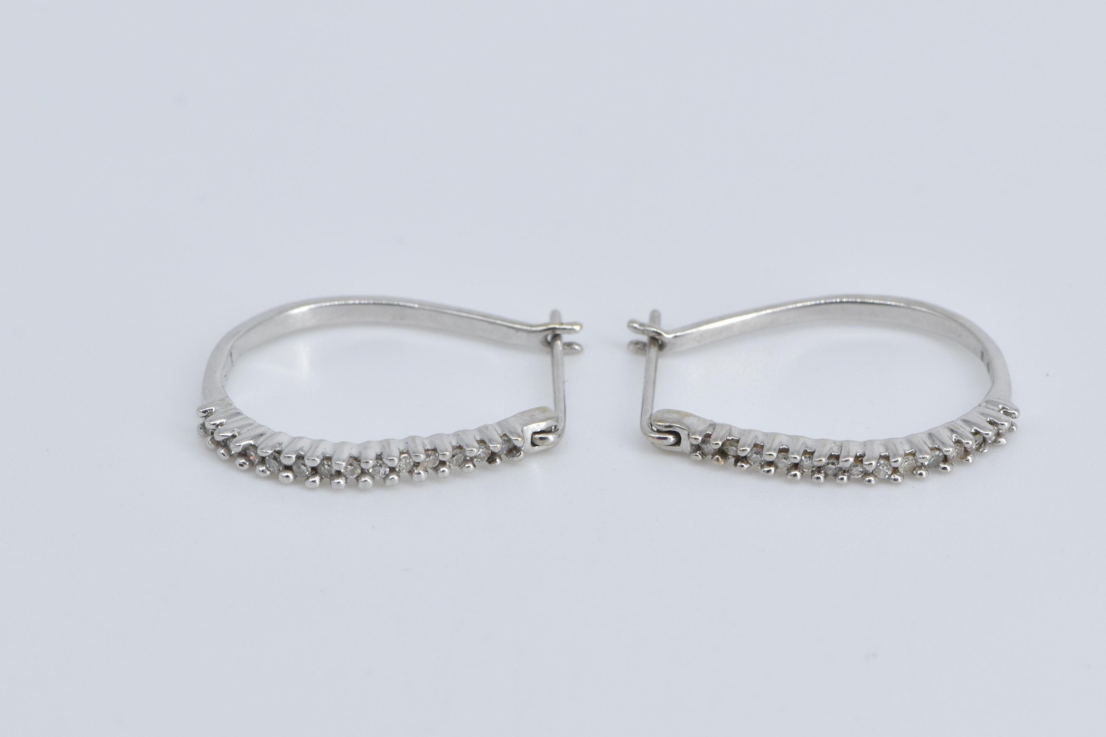 10K Oval Diamond Classic Fashion 20.5mm Hoop White Gold Earrings