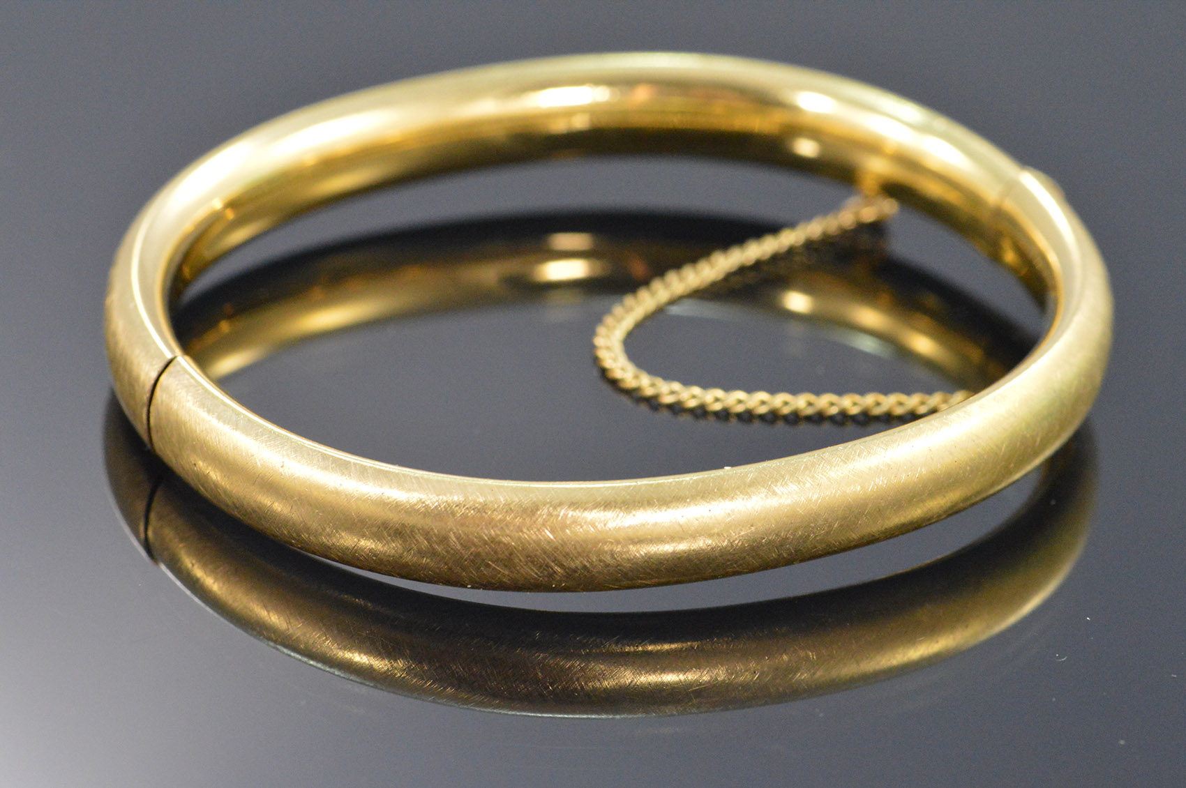 11 6g Gold Plated Etched Hinged Bangle With Safety Chain 2 3 11 6g Gold Plated Etched Hinged Bangle With Safety Chain 2 3 Bracelet Marked 1 20 12kgf