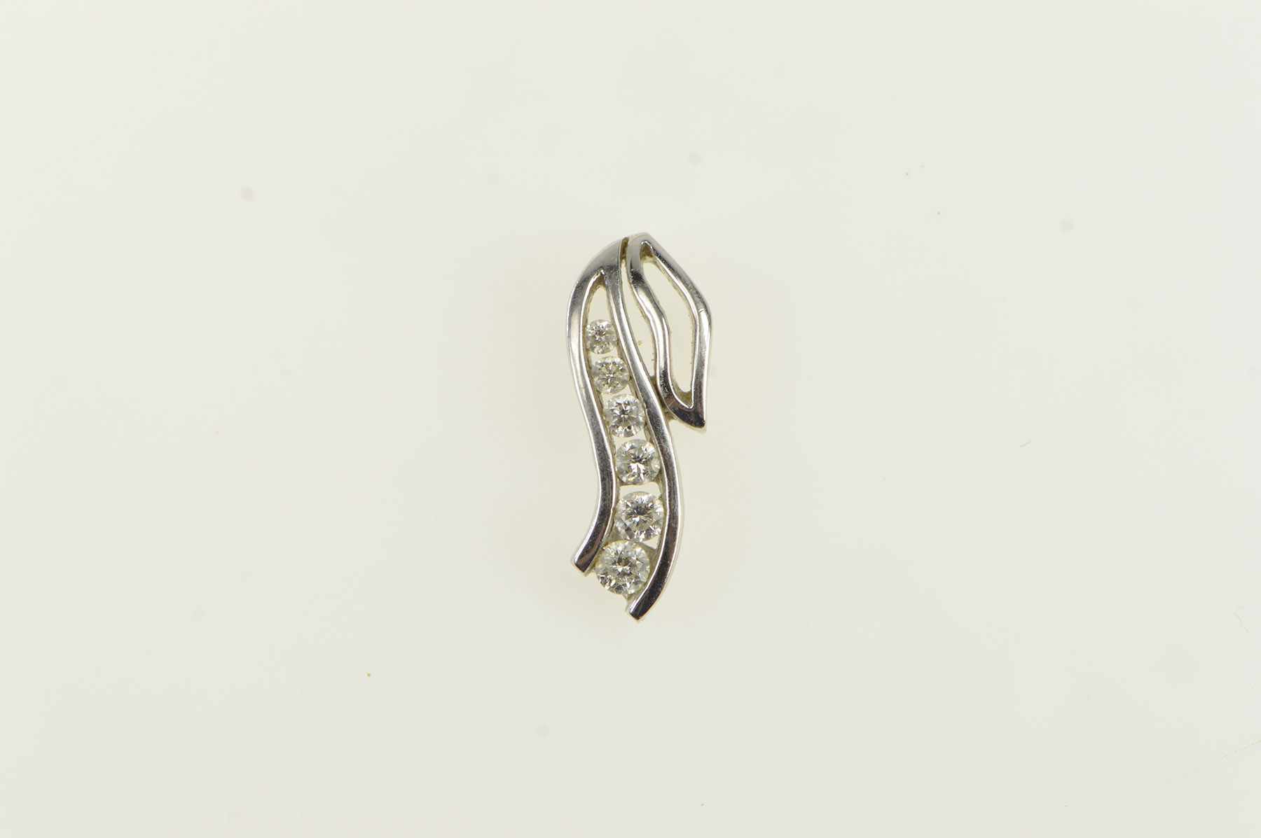 14K 0.25 Ctw Diamond Graduated Wavy White Gold Pendant