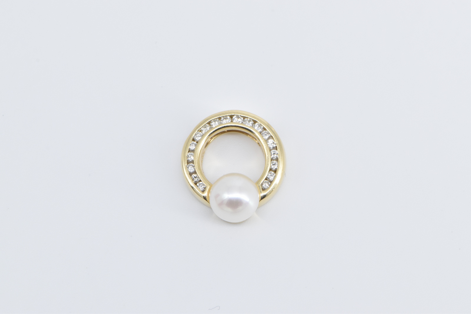 14K 0.32 Ctw Diamond Pearl Vintage Circle Round Yellow Gold Pendant