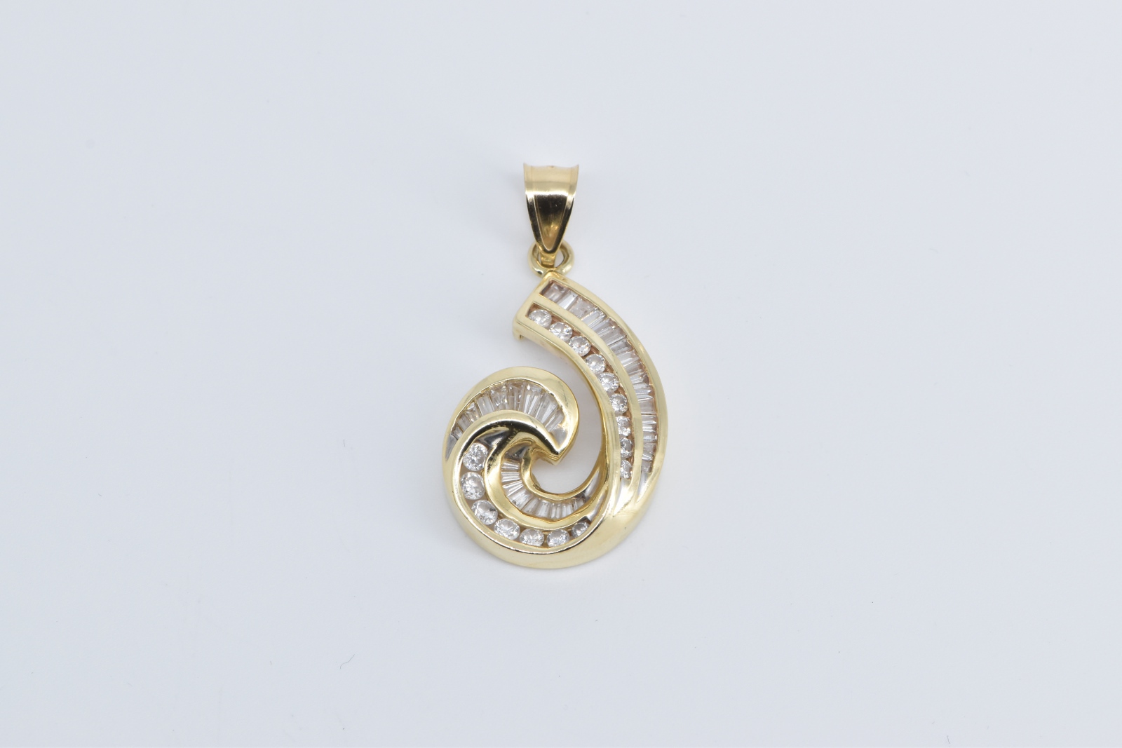 14K 1.90 Ctw Baguette Natural Diamond Curved Yellow Gold Pendant