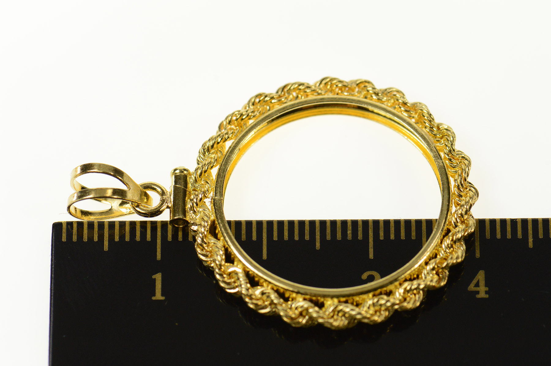 14K 20.6mm Coin Holder Rope Trim Bezel Yellow Gold Pendant | Property Room