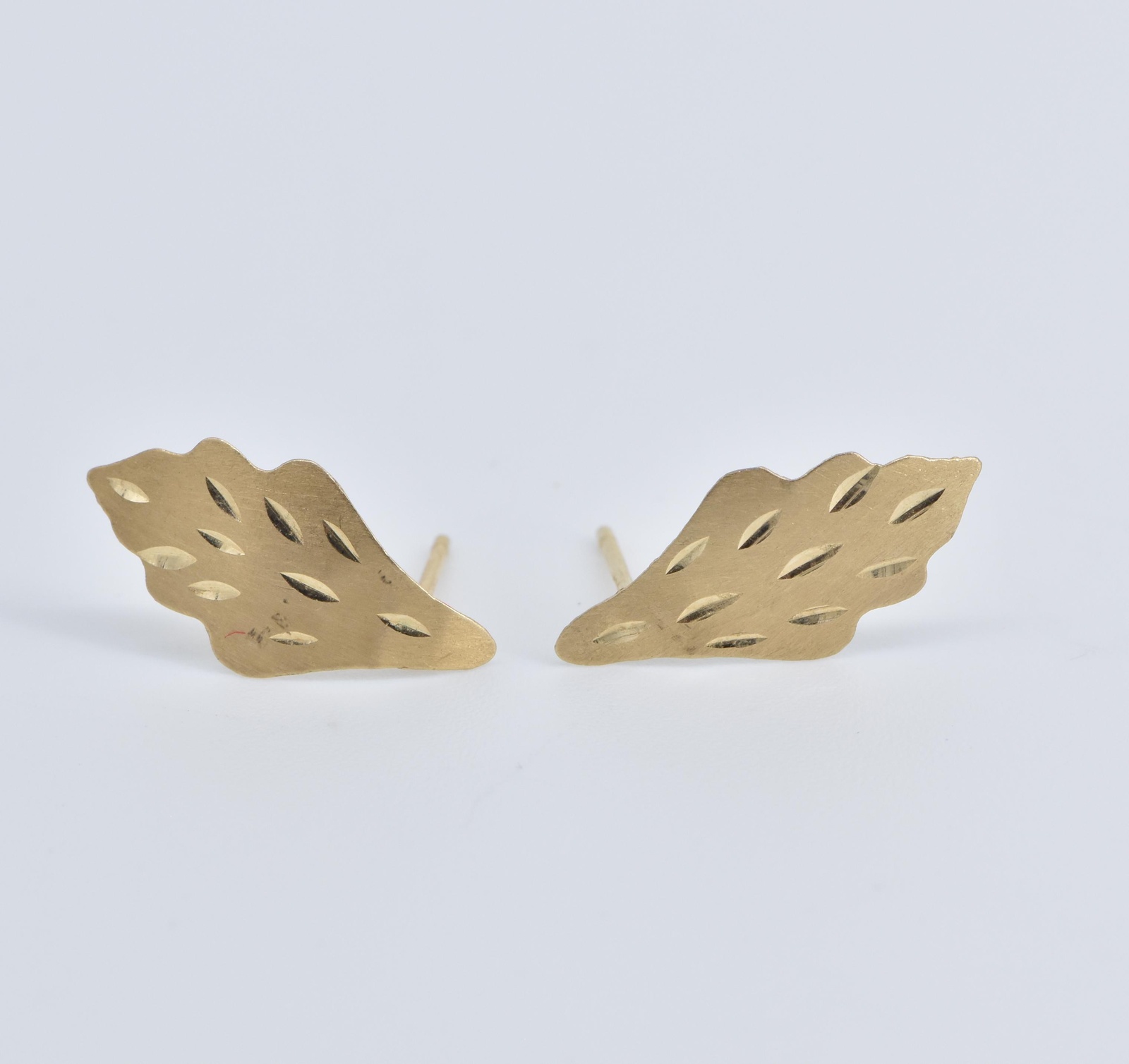 14K Diamond Cut Leaf Design Vintage Stud Yellow Gold Earrings