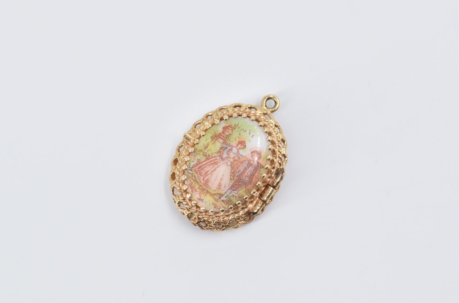 14K Ornate Victorian Scene Ceramic Photo Locket Yellow Gold Charm/Pendant