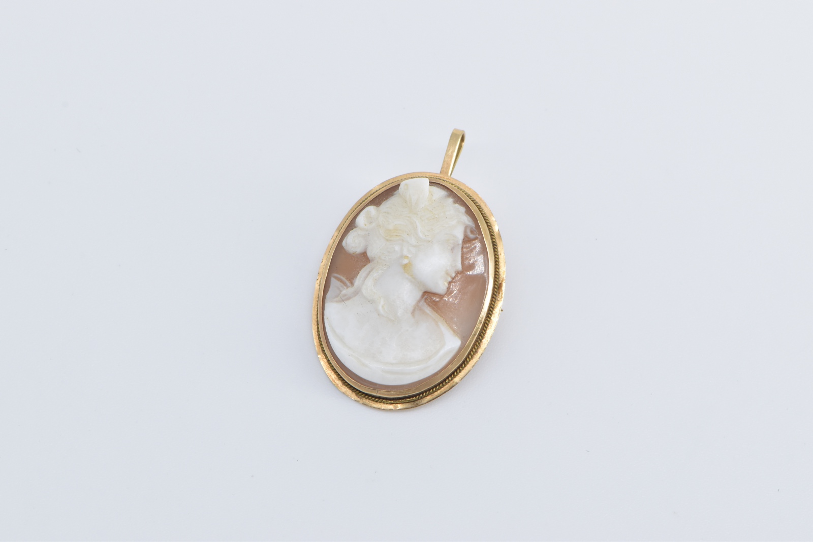 14K Oval Vintage Carved Shell Cameo Victorian Yellow Gold Pendant/Pin