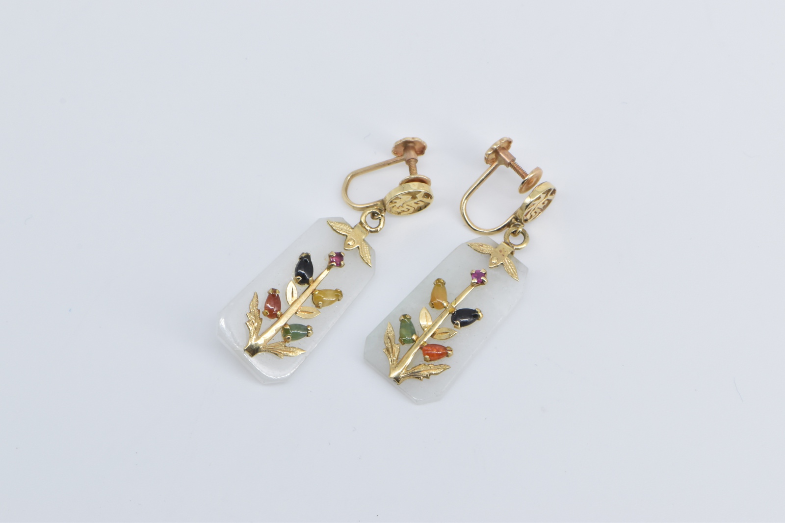 14K Vintage Carved Jadeite Vine Dangle Screw Back Yellow Gold Earrings