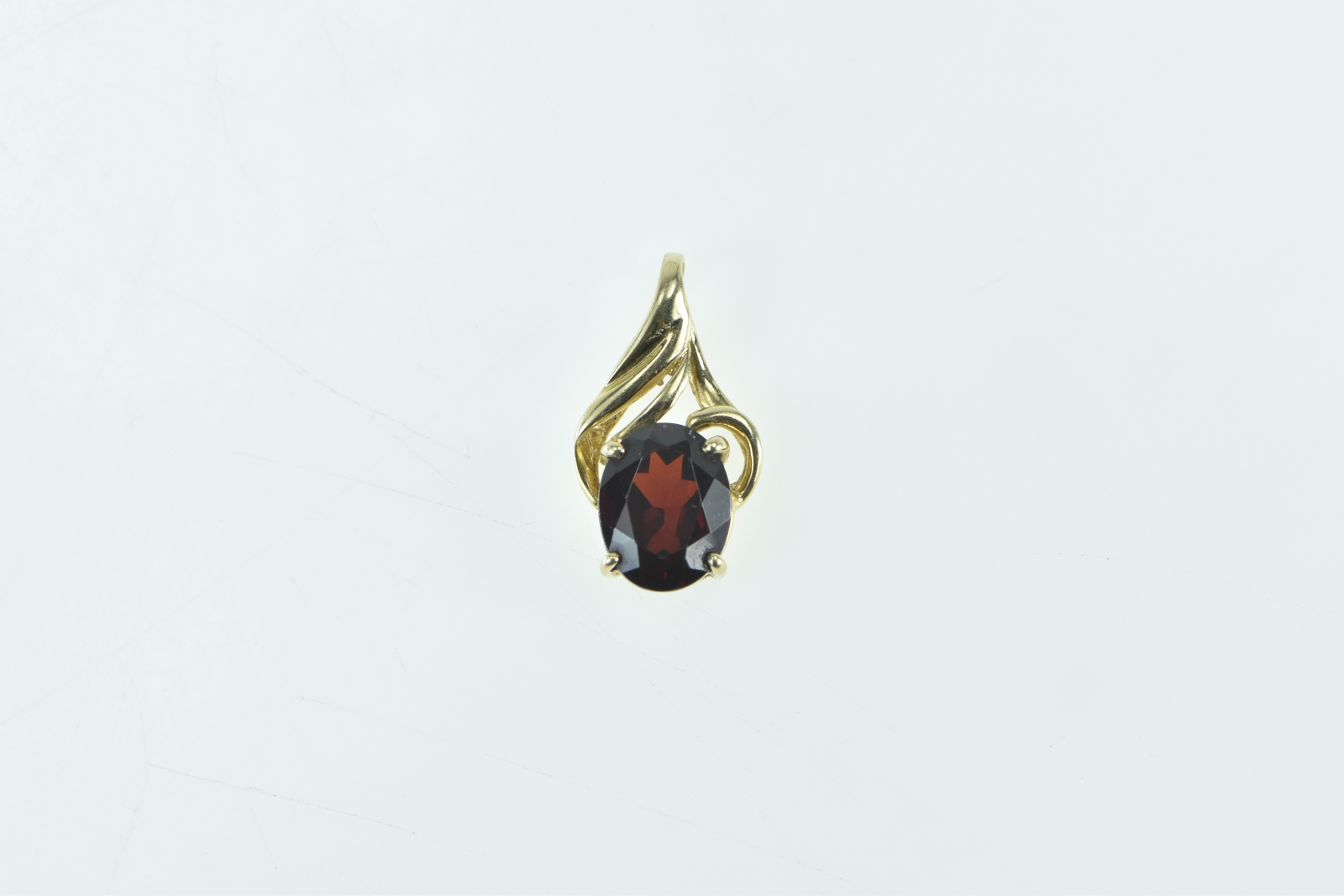 14K Vintage Oval Garnet Wavy Classic Yellow Gold Pendant