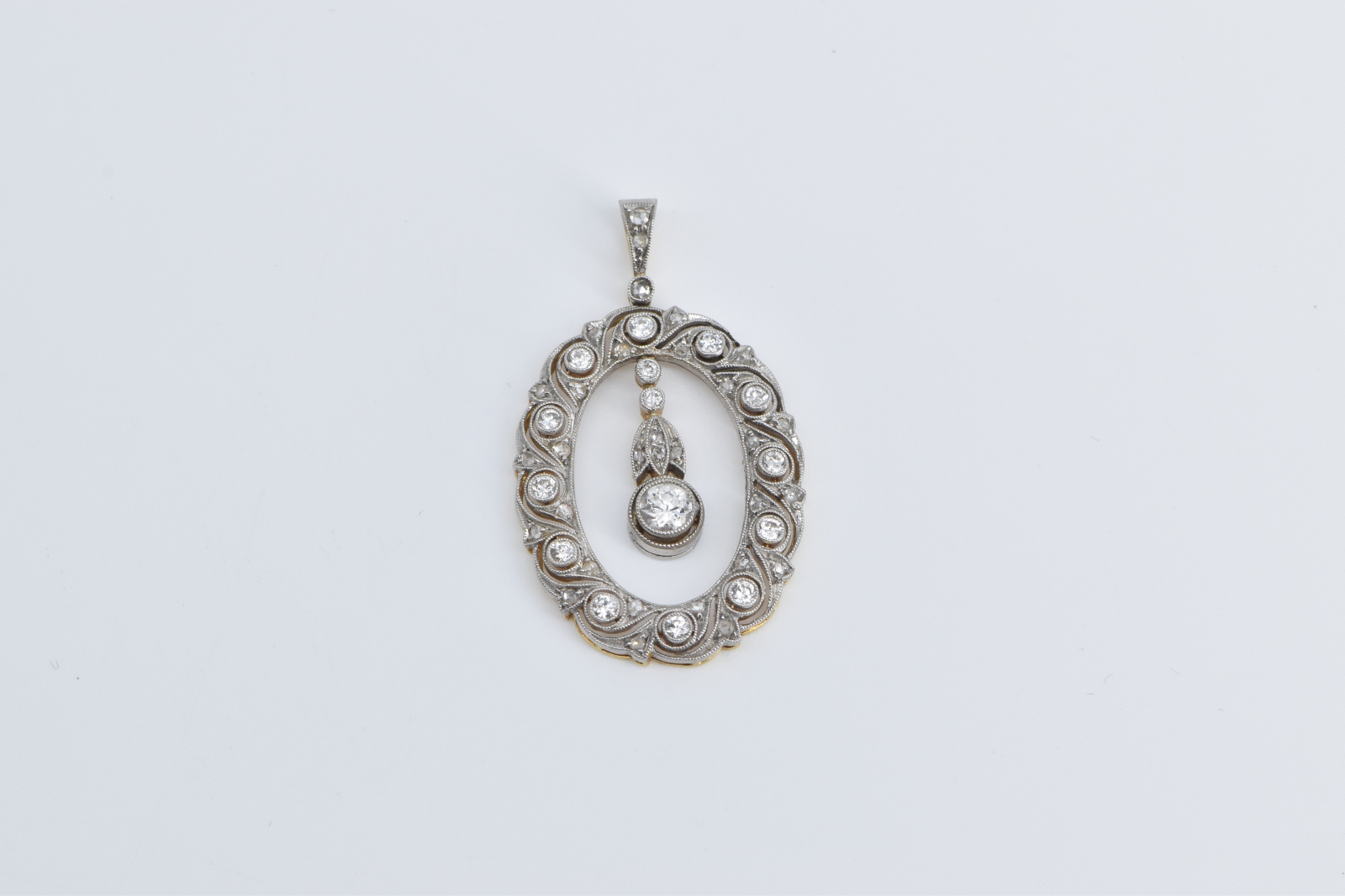 18K 0.75 Ctw Natural Diamond Encrusted Oval Yellow Gold Pendant