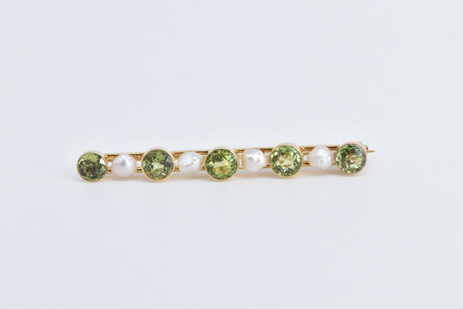 18K Vintage Peridot Pearl Ornate Bar Statement Yellow Gold Pin/Brooch