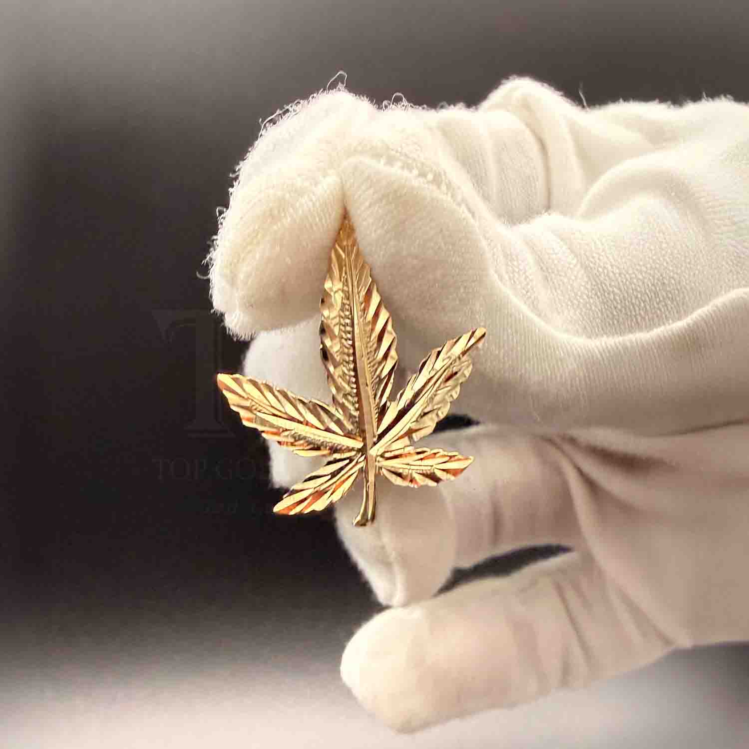 14K Yellow Gold Marijuana Leaf Pendant