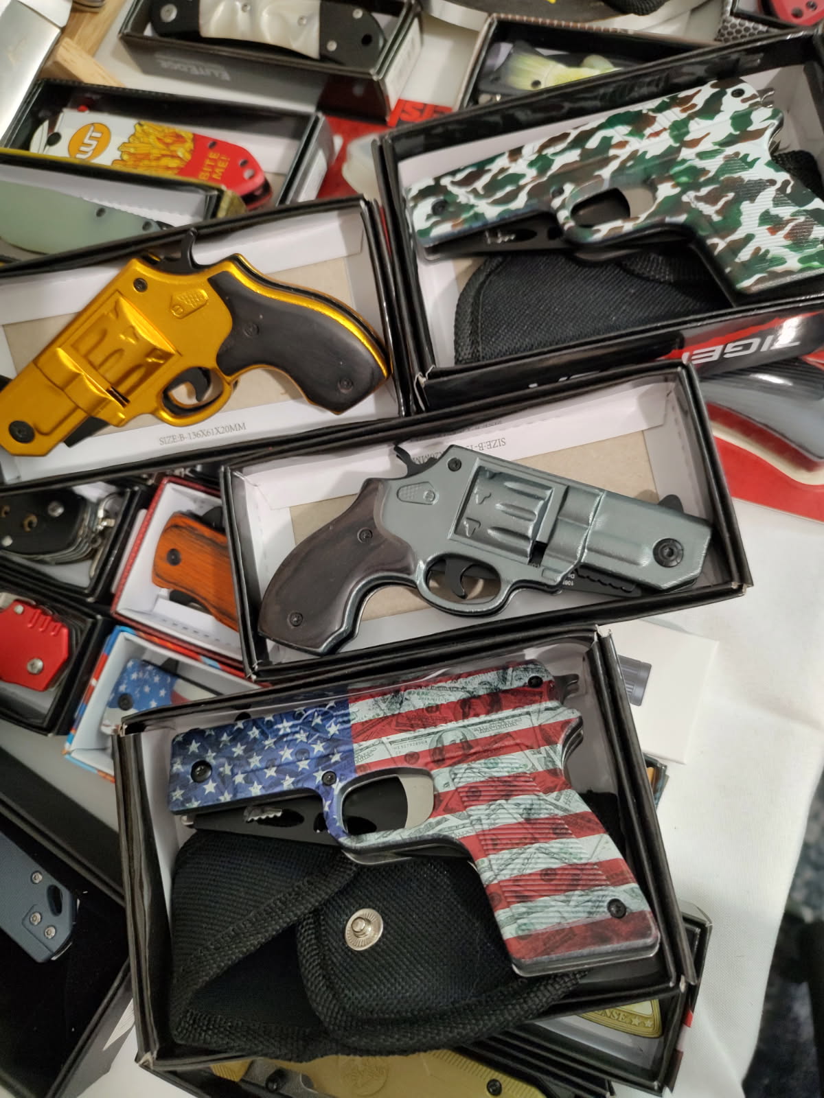 1 RANDOMLY CHOSEN GUN REVOLVER FOLDING KNIFE