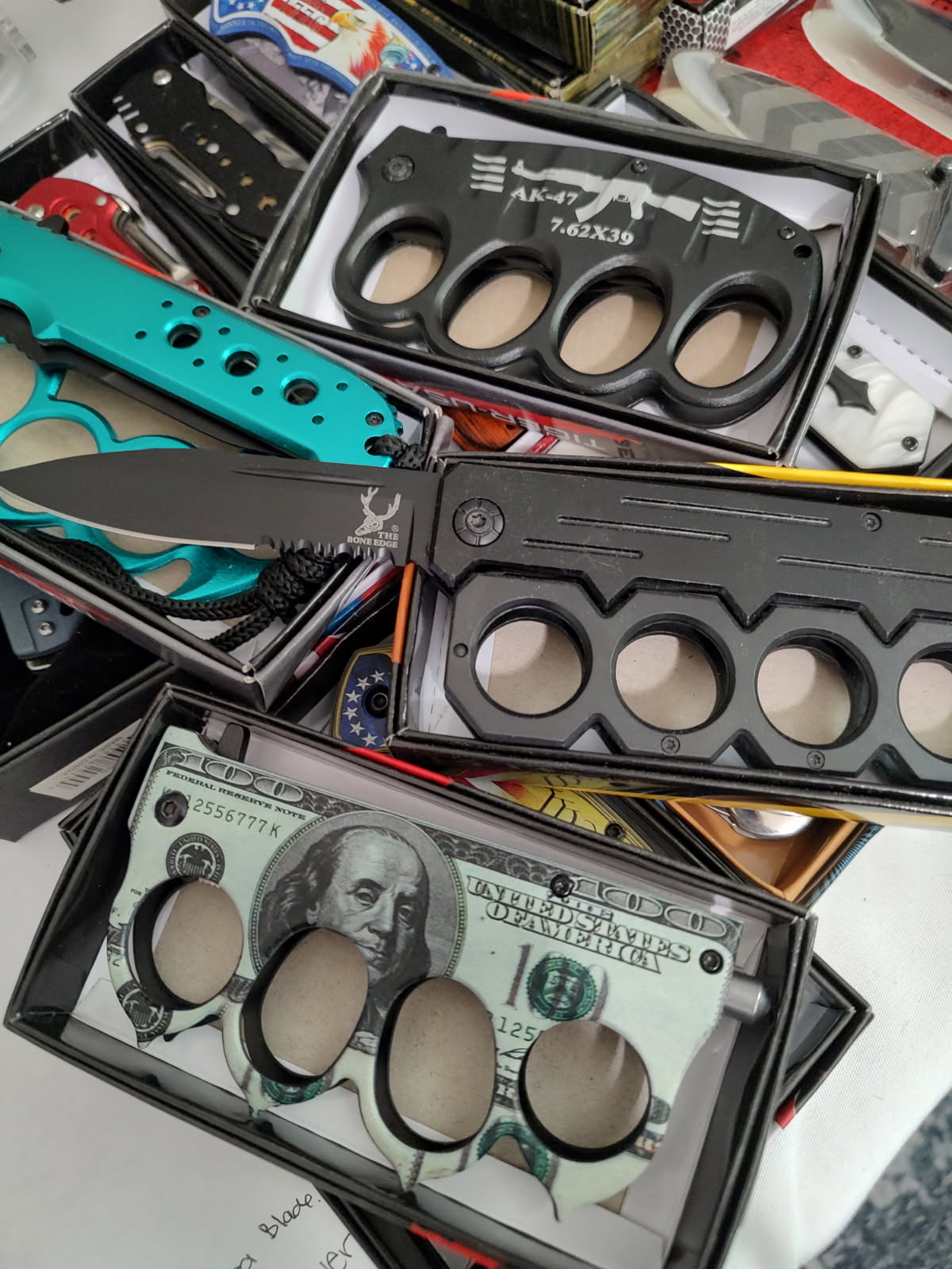 1 RANDOMLY CHOSEN TRENCH KNUCKLE FOLDING KNIFE