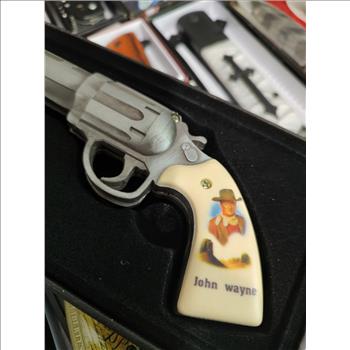 JOHN WAYNE REVOLVER GUN KNIFE AND BULLET KNIFE