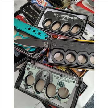 1 RANDOMLY CHOSEN TRENCH KNUCKLE FOLDING KNIFE