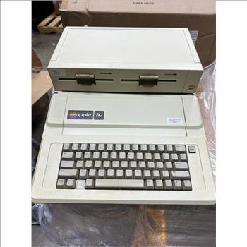 Apple ][e 2e computer with duodisk and color monitor 