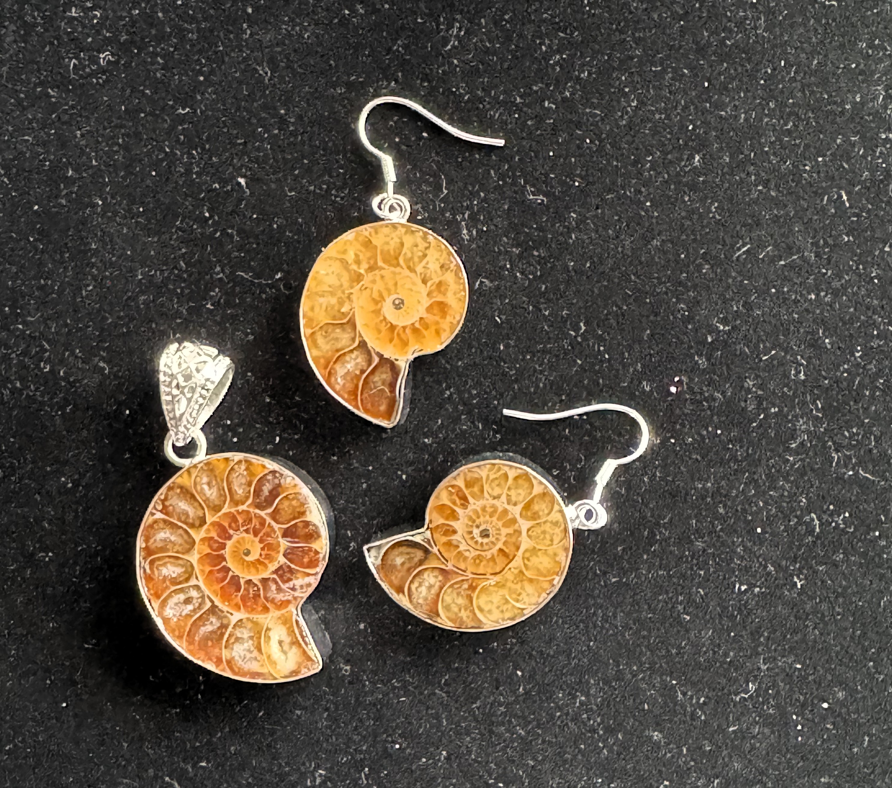.925 STERLING SILVER VINTAGE MARKED  LARGE AMMONITE PENDANT AND MATCHING EARRINGS SET