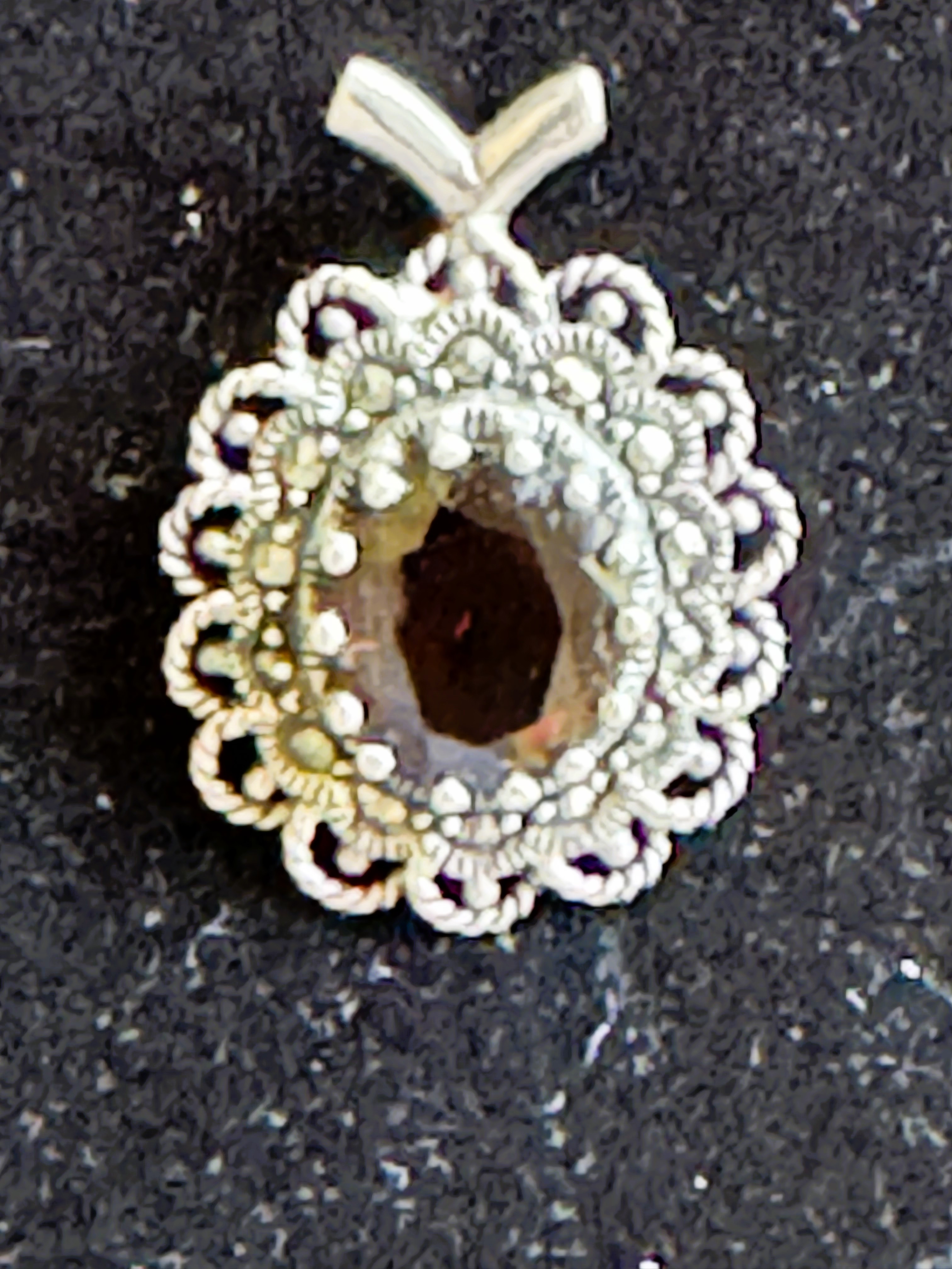 VINTAGE ESTATE STAMPED .925 STERLING SILVER PENDANT WITH A BEAUTY DEEP RED GARNET