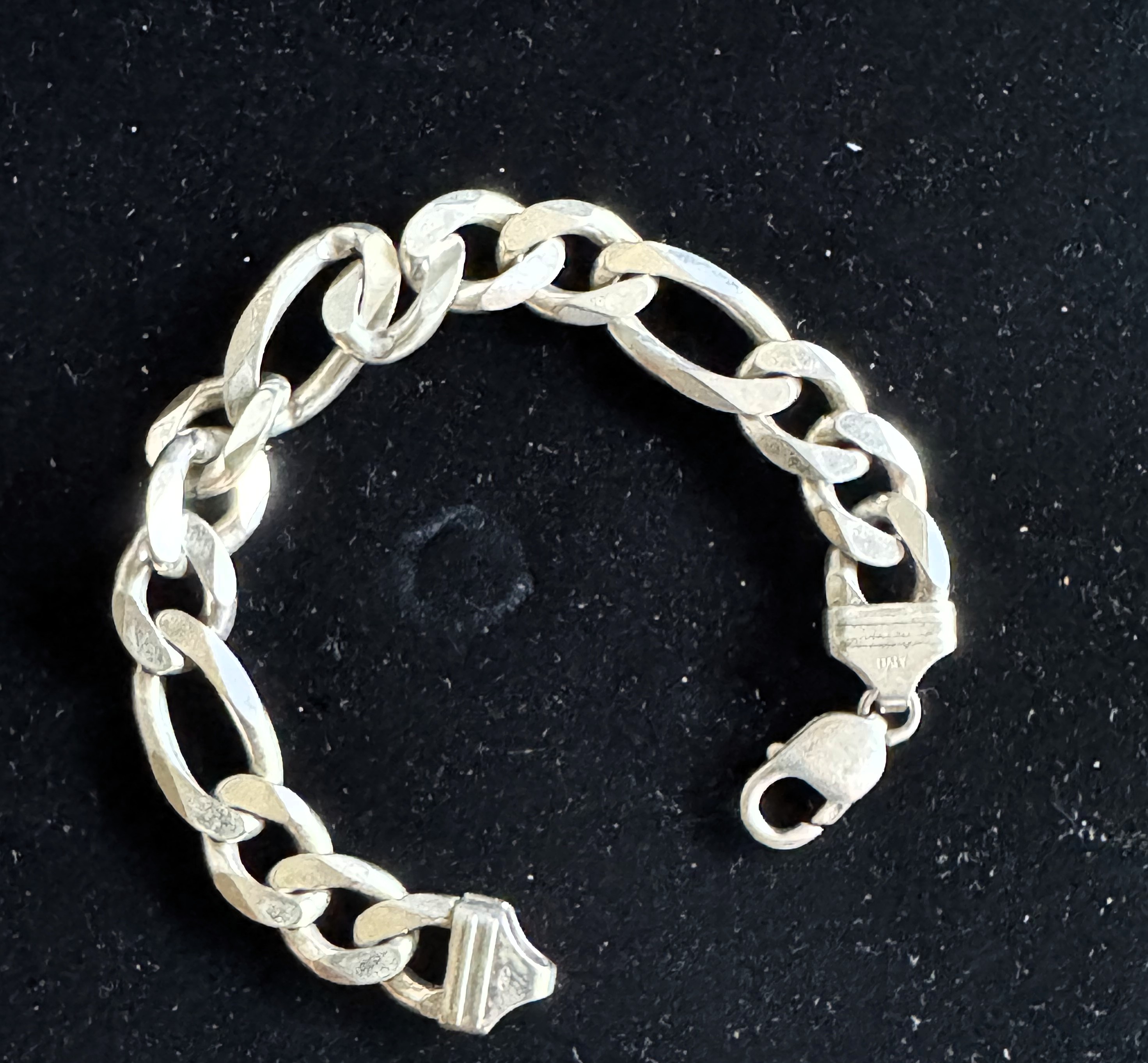.925 STERLING SILVER POLISHED FIGARO LINK 8 1/2" BRACELET WITH A CLASSIC LOBSTER CLASP, MARKED ITALY .925, NICE HEAVY 52.17g