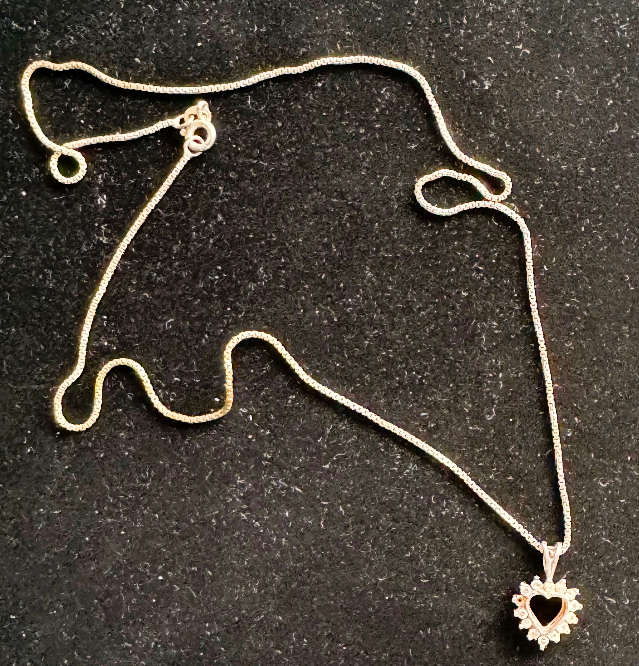 ,925 STERLING SILVER 20" NECKLACE & STERLING DIAMOND TYPE HEART PENDANT W/1 MISSING STONE