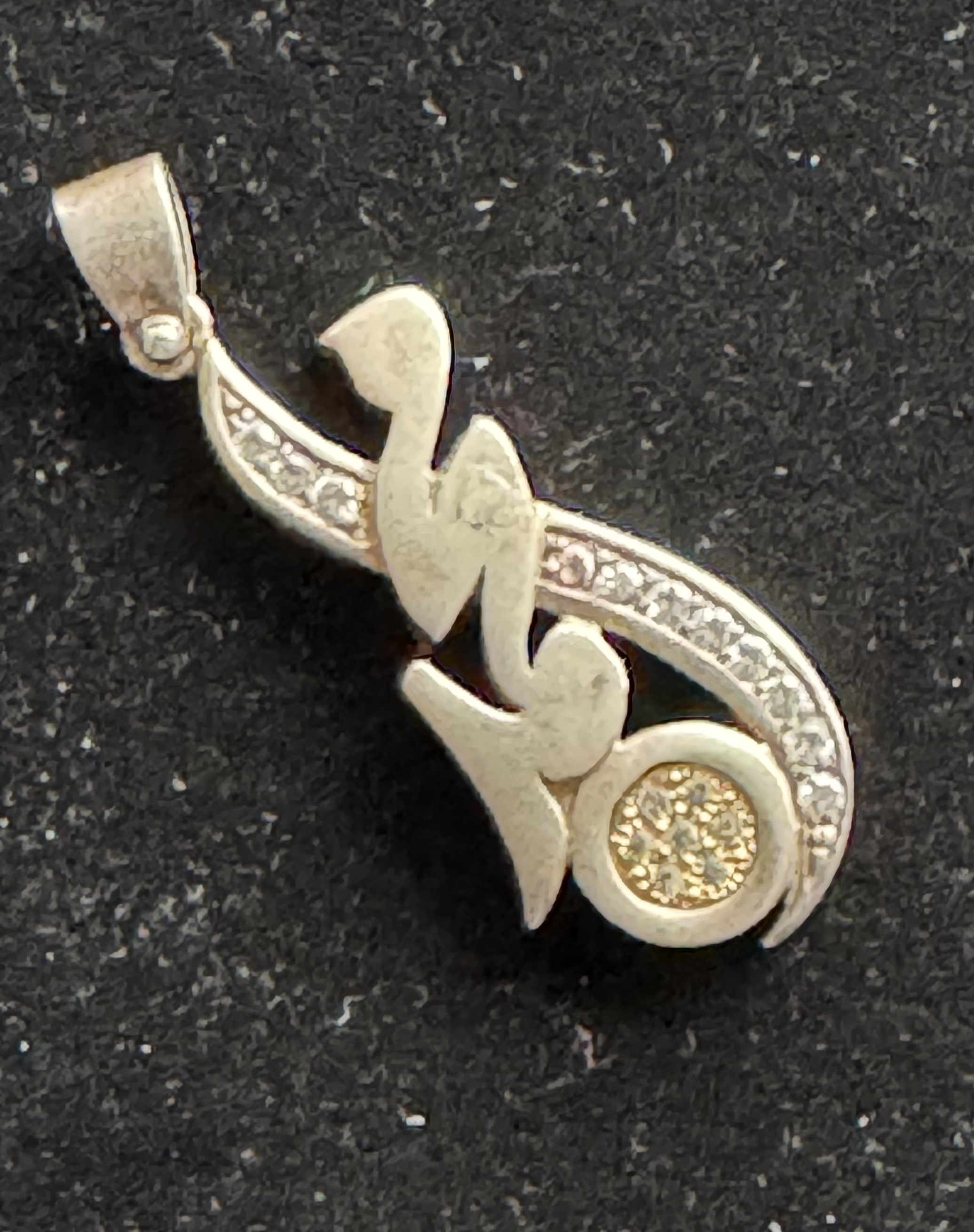 .925 STERLING SILVER ESTATE VINTAGE PERSONALIZED PENDANT, INLAYED DIAMONDS QUALITY UNKNOWN