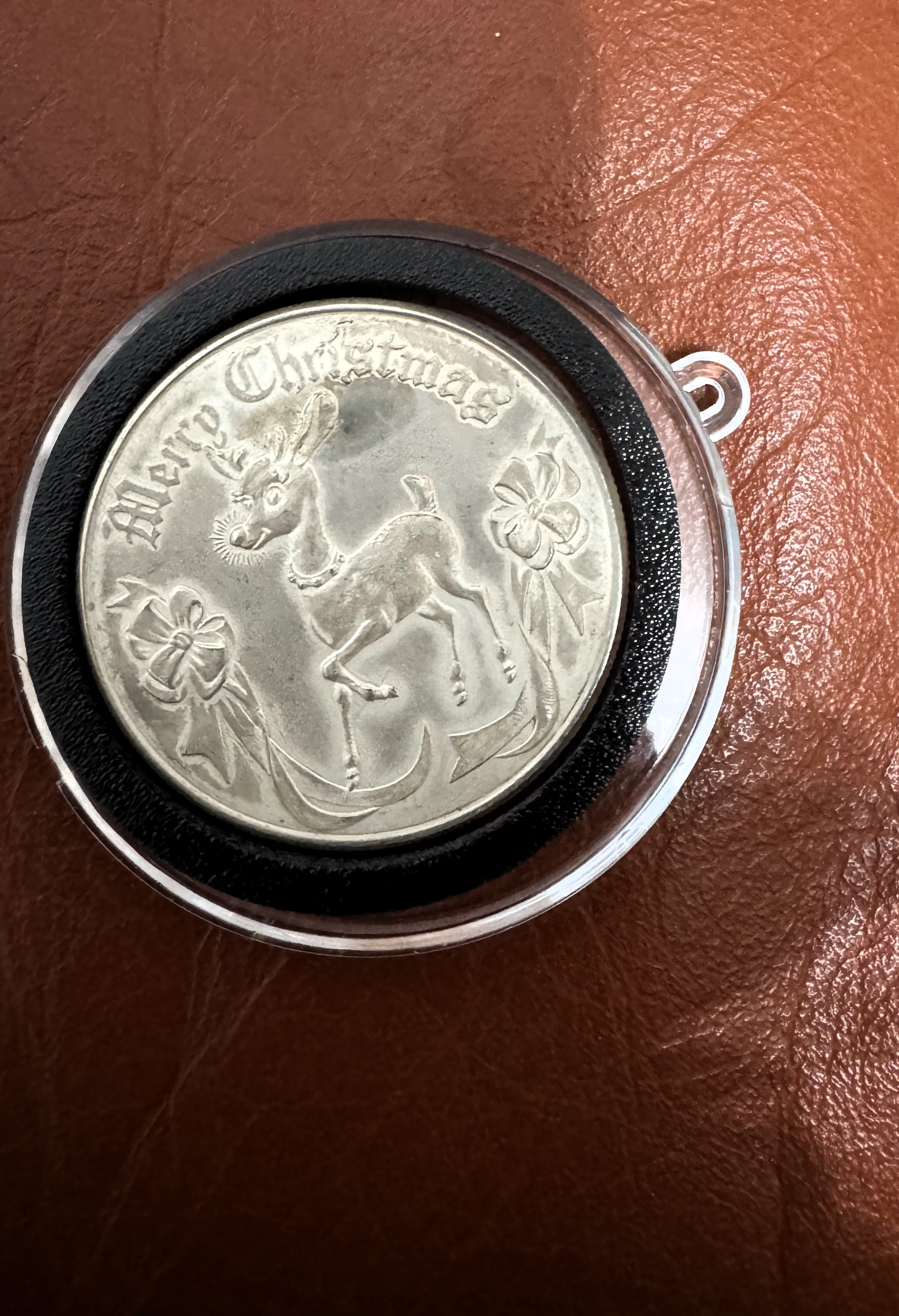 XMAS, 1oz .999 FINE SILVER COIN, 2006 UNC REINDEER, SEASONS GREETINGS, IN AN ORNAMENT HANGING CAPSULE, NICE TONING