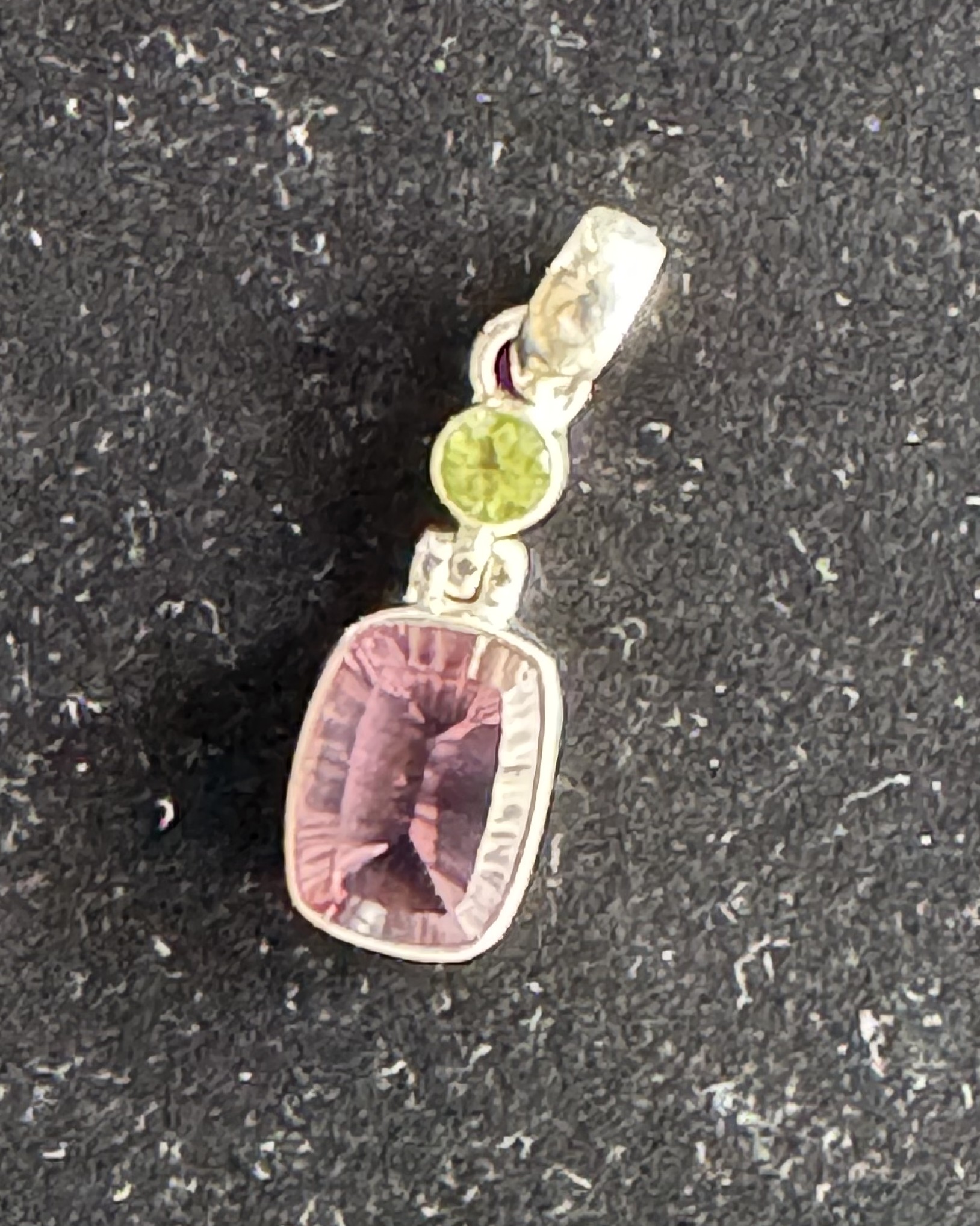 .925 STERLING SILVER VINTAGE PENDANT WITH A COLORFUL STONE