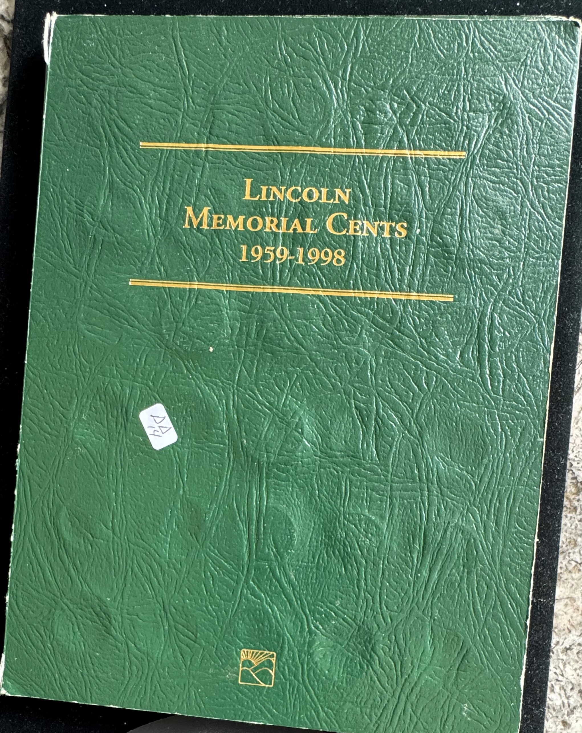 1959-1998 LINCOLN MEMORIAL CENTS, NEAR COMPLETE COIN SET, IN A LITTLETON COIN BOOK
