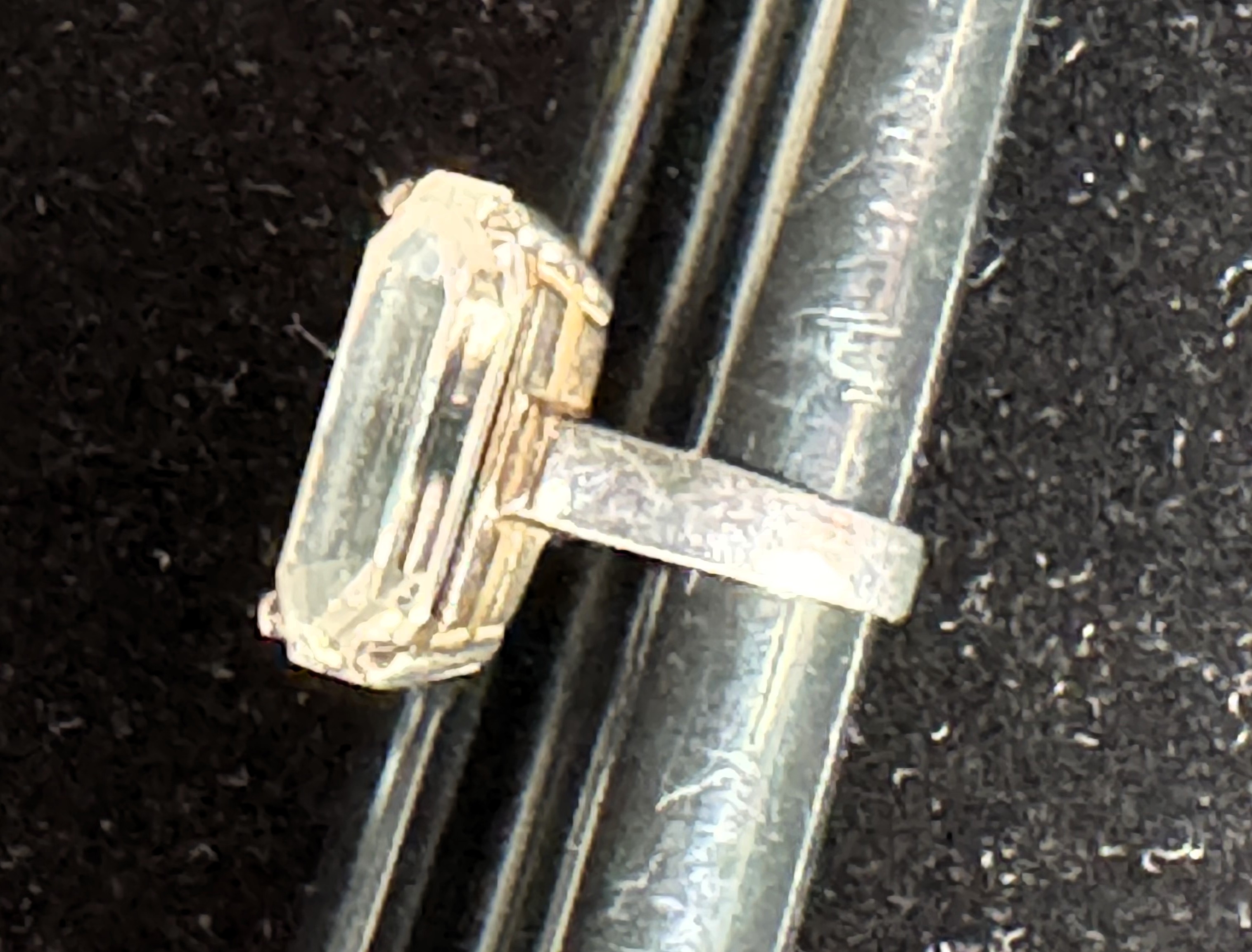 .925 STERLING SILVER VINTAGE COCKTAIL RING SIZE 7 1/4, WITH CLEAR REFLECTIVE STONE