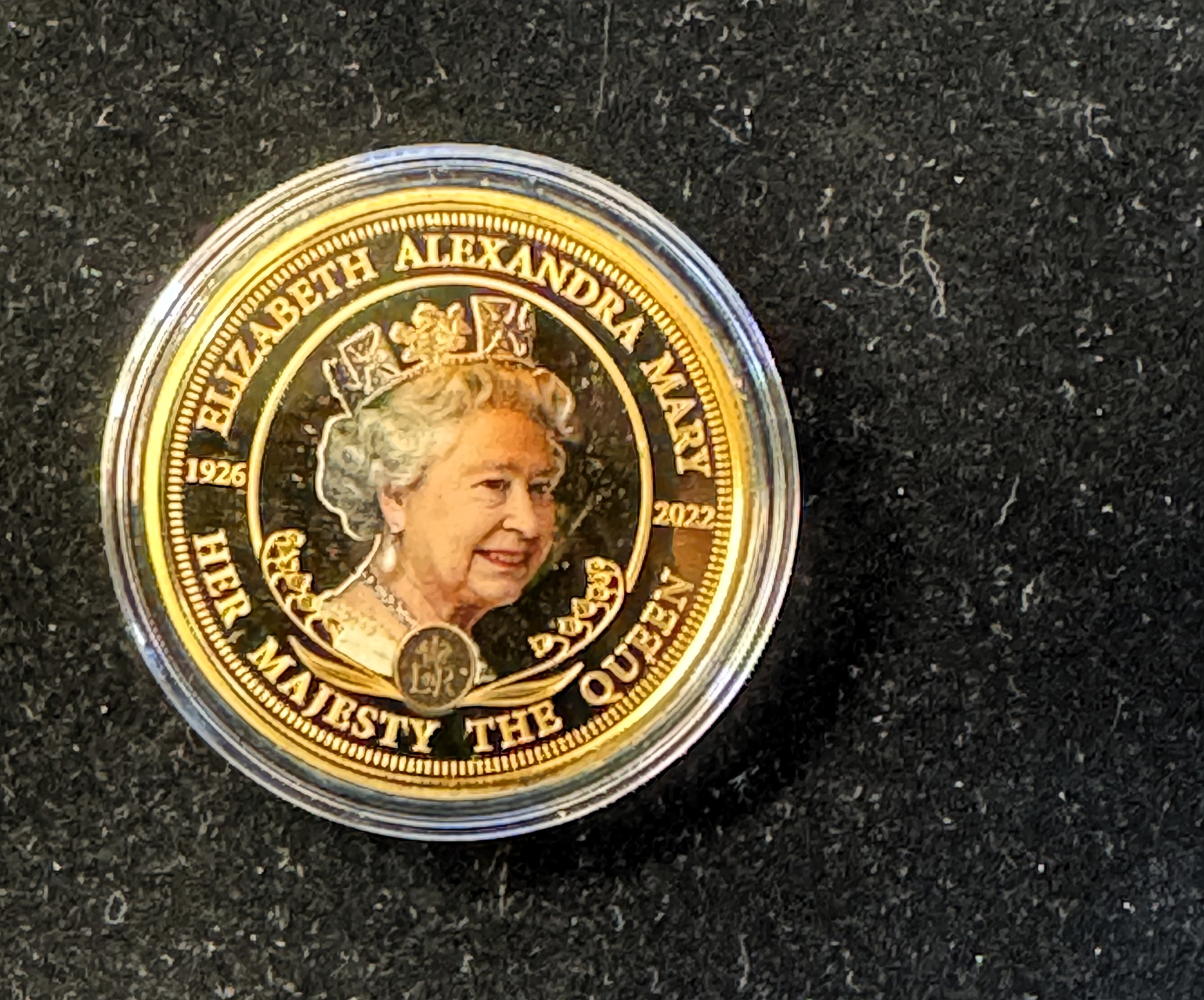 QUEEN ELIZABET II 24K GOLD PLATED MEMORIAL PROOF COLORIZED COIN IN ORIG CAPSULE, BRADFORD EXCHANGE BAG