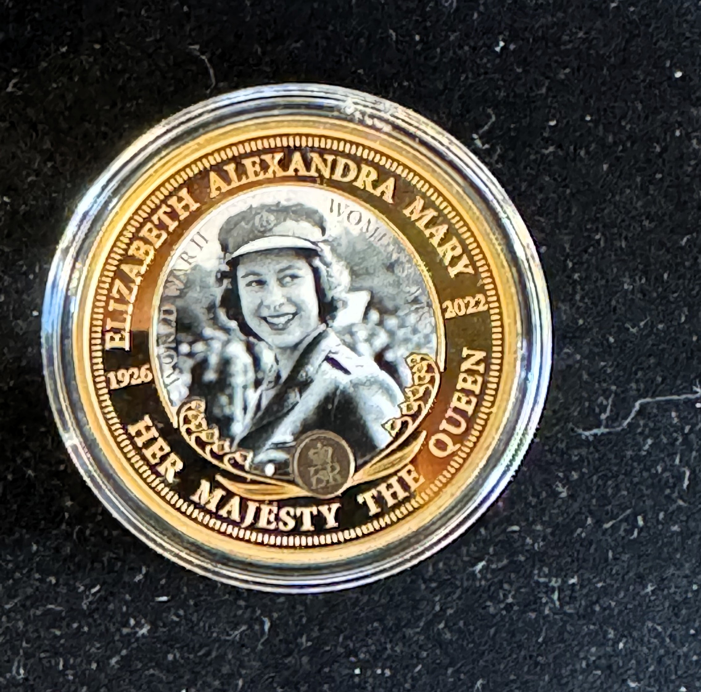 QUEEN ELIZABET II 24K GOLD PLATED MEMORIAL PROOF COLORIZED COIN IN ORIG CAPSULE, BRADFORD EXCHANGE BAG