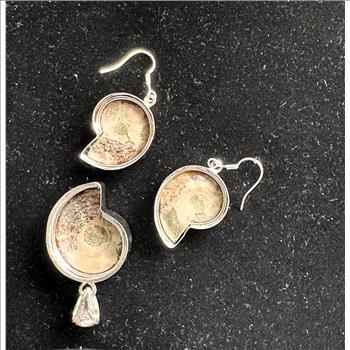 .925 STERLING SILVER VINTAGE MARKED  LARGE AMMONITE PENDANT AND MATCHING EARRINGS SET