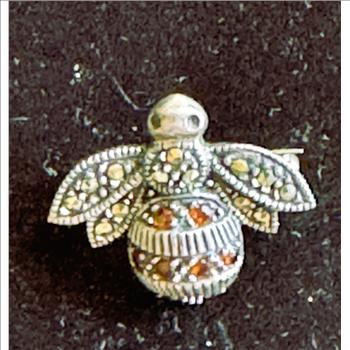 VINTAGE ESTATE STAMPED .925 STERLING SILVER STONE BEE BUMBLEBEE BROOCH PIN WITH 8 RED STONES