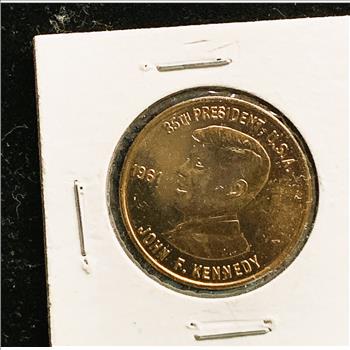 JOHN F KENNEDY GOLD TONNED COMMEMORATIVE COIN, UNCIRCULATED LUSTER