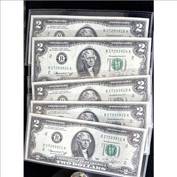 1976 SERIES $2 DOLLAR FRN, (5) CONSECUTIVE SERIAL #S, INTRODUCED IN CELEBRATION OF THE BICENTENNIAL OF INDEPENDENCE, CRISP GEM UNCIRCULATED BILLS ALL IN SLEVES